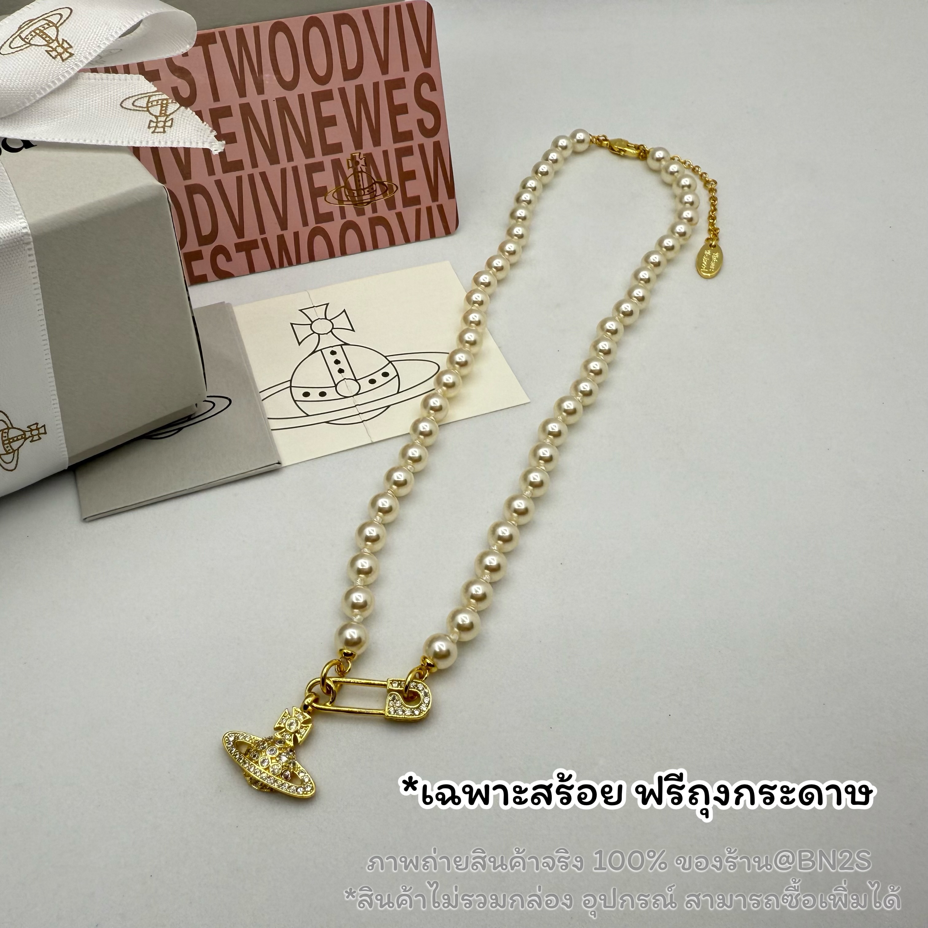 สีทอง | (ORI) Vivienne Westwood Lucrece Pearl Necklace สร้อยคอไข่มุก วีเวียน เวสวู๊ด จี้ดาวเสาร์ประดับคริสตัล เข็มกลัด ความยาว 40 ซม. ปรับเพิ่มได้ 5 ซม. ไม่รวมกล่อง Free ถุงกระดาษ ซองซิปล็อคแบรนด์