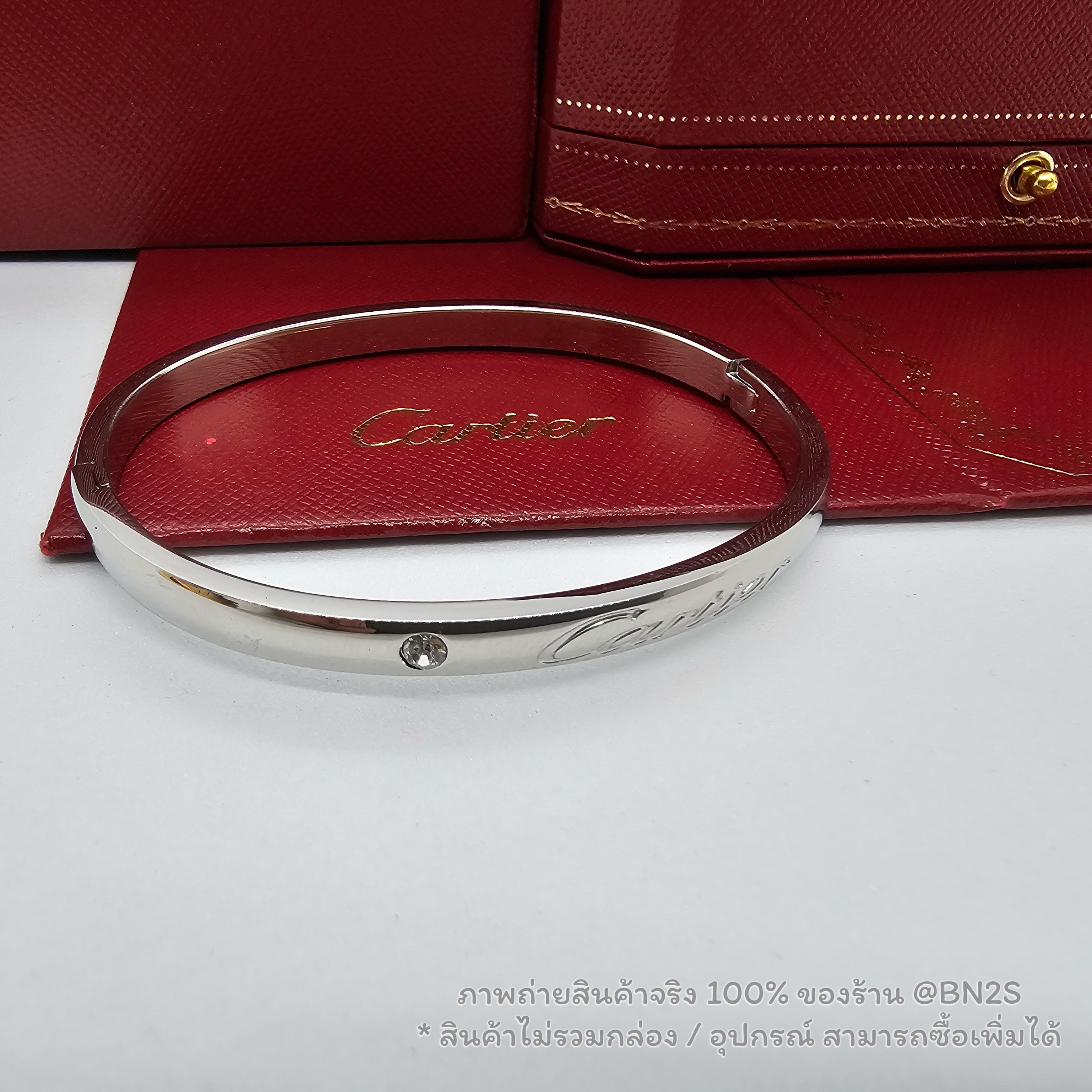 สีเงิน | กำไลข้อมือคาเทีย CARTIER LOGO BRACELET ขนาด 17 ซม. งานปั๊มโลโก้คาร์เทีย ติดเพชร 1 เม็ด มี 3 สีให้เลือก พร้อมส่งในไทย ไม่รวมกล่อง อุปกรณ์