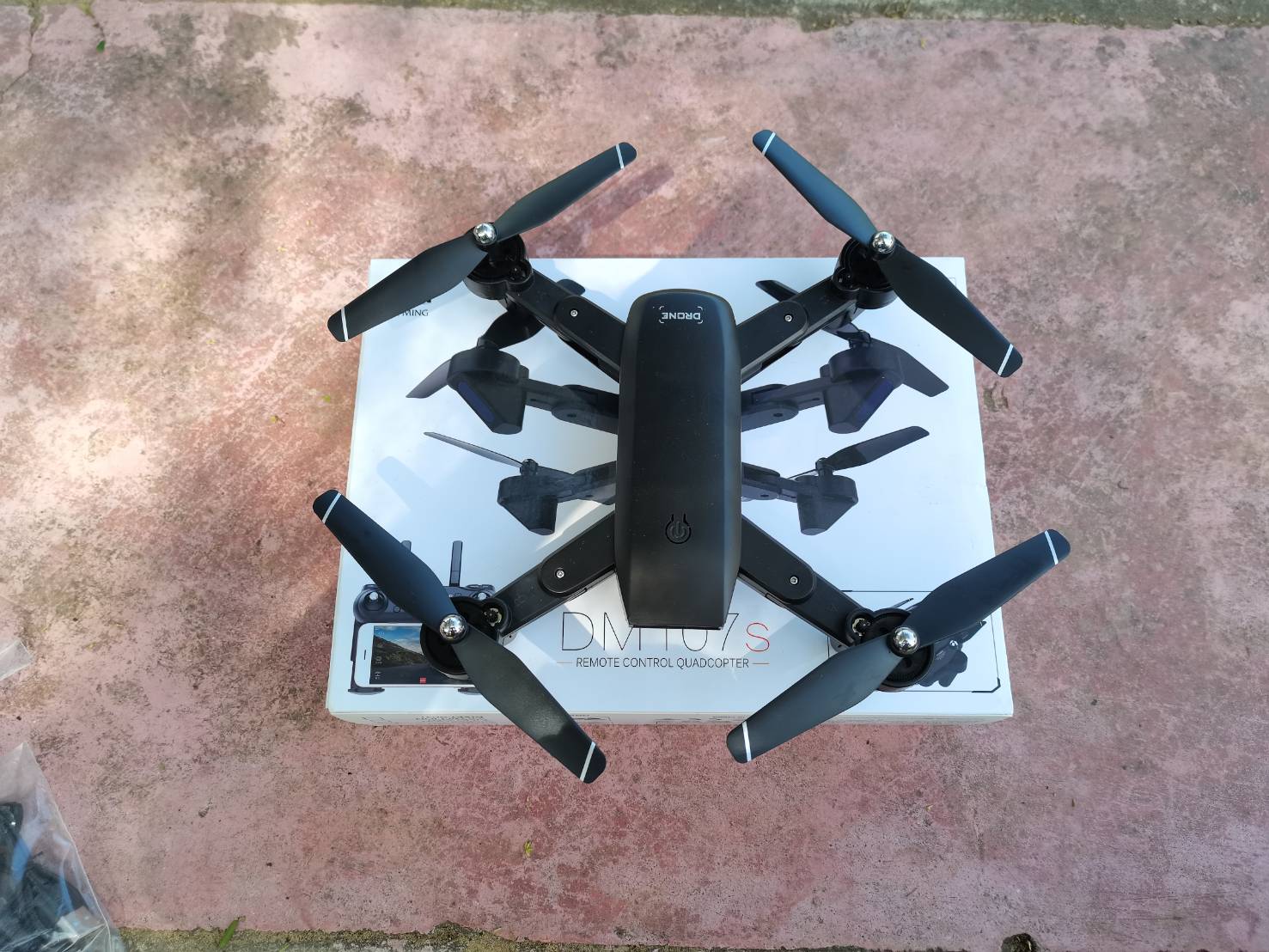 โดรนบังคับวิทยุ DM107S D107 RC โดรนขนาดเล็กพับ Selfie RC Drone พร้อม Wifi FPV 2MP HD กล้อง 2.ตัว Quadcopter ชุดพร้อมเล่น