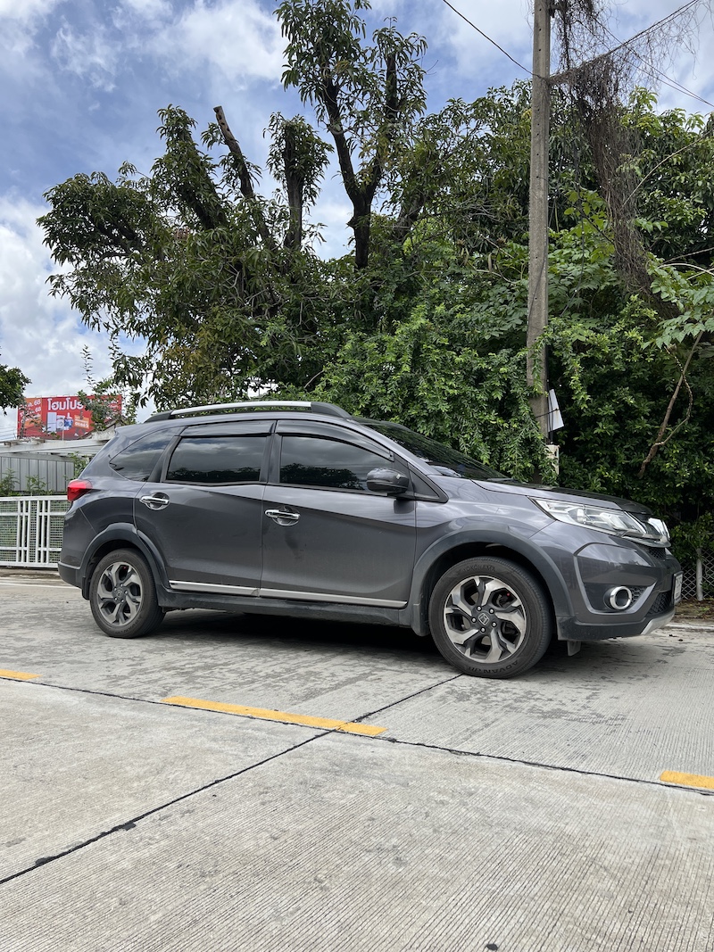Honda BRV เปลี่ยนโช้คอัพ และสปริงชุดใหม่ ใช้งานประจำวัน! ✨ เจ้าของ Honda BRV ท่านไหนที่ต้องการช่วงล่างที่นุ่มนวลกว่าเดิม แต่ยังคงความสูงมาตรฐานไว้ เราขอแนะนำชุดอัปเกรดที่สมบูรณ์แบบเพื่อการขับขี่ที่สบายและมั่นใจยิ่งขึ้น! ติดตั้งโช้คอัพ Monroe OE Spectrum และสปริง YSS Comfort Series พร้อมอะไหล่ส่วนควบใหม่ทั้งหมด สิ่งที่จะได้รับหลังจากติดตั้ง: ความนุ่มนวลระดับพรีเมียม: โช้คอัพ Monroe OE Spectrum ให้ฟีลลิ่งการขับขี่ที่นุ่มสบายเหมือนรถยุโรป ยึดเกาะถนนดีขึ้น: สปริง YSS Comfort Series ช่วยเพิ่มประสิทธิภาพการยึดเกาะถนน และลดอาการโยนตัวของรถ ไร้กังวลเรื่องเสียง: เทคโนโลยี ICV ของ Monroe ช่วยลดแรงสั่นสะเทือนและเสียงรบกวนในห้องโดยสาร จบทุกปัญหาช่วงล่าง: เปลี่ยนพร้อมอะไหล่และบริการตั้งศูนย์ ทำให้รถคุณกลับมาสมบูรณ์แบบที่สุด เหมาะสำหรับใคร? เจ้าของ Honda BRV ที่เน้นความสบายในการขับขี่เป็นหลัก ผู้ที่ต้องการอัปเกรดช่วงล่างให้มีความมั่นคง ปลอดภัยยิ่งขึ้น โดยไม่ต้องการโหลดเตี้ย 👉 สำหรับเจ้าของ BRV ที่อยากได้ฟีลลิ่งขับขี่ที่สบายขึ้น แต่มั่นใจกว่าเดิม ชุดอัปเกรดนี้คือคำตอบ! 📌 สอบถามข้อมูลเพิ่มเติม หรือนัดหมายเข้ารับบริการ ☎️ : 08-6569-1915 ☎️ : 08-6544-5963 💬 Line id : @88rw 📍 Location : https://goo.gl/maps/HrNUAZXPN94KvxZ98 🌐 Facebook : https://www.facebook.com/88rwtire #Honda #BRV #Monroe #OESpectrum #YSS #YSSSuspension #โช้คอัพ #ช่วงล่าง #ยางเจริญรุ่งเรือง #นนทบุรี #งามวงศ์วาน #ยางรถยนต์นนทบุรี #ช่วงล่างรถยนต์ #โช้คอัพรถยนต์