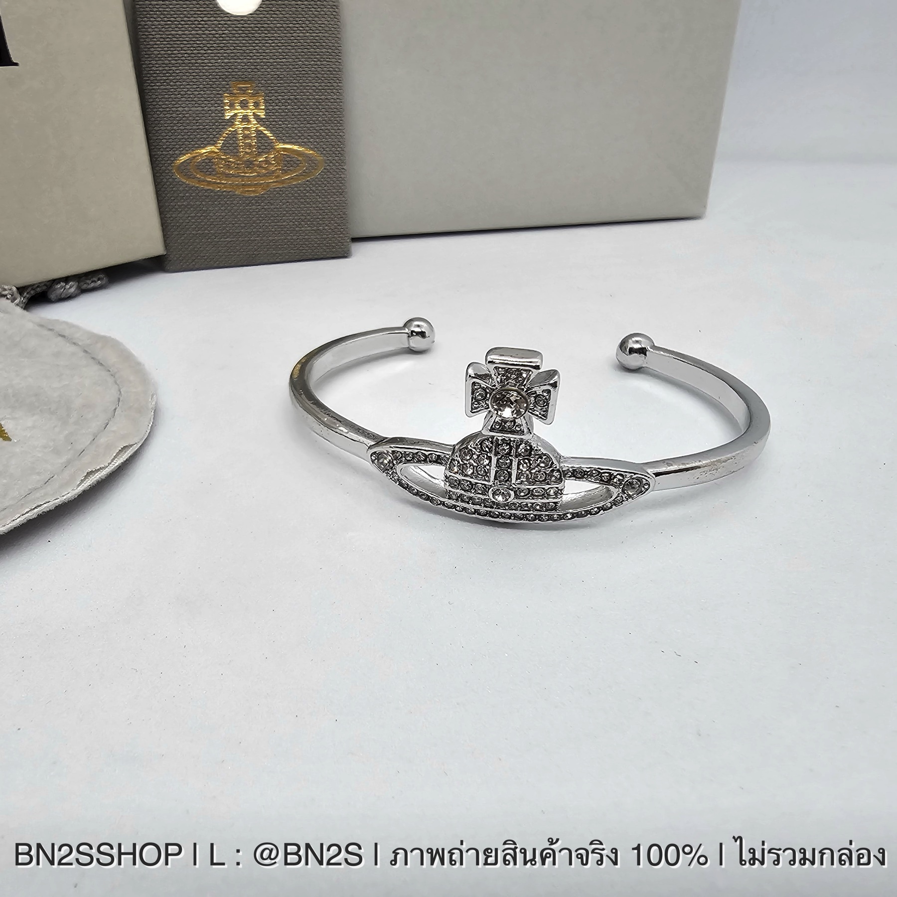 สีเงิน | Vivienne Westwood Grace Bas Relief Open Bangle กำไลข้อมือวิเวียน จี้ดาวเสาร์ฝังเพชร งานสวย ประไซส์ได้เอง