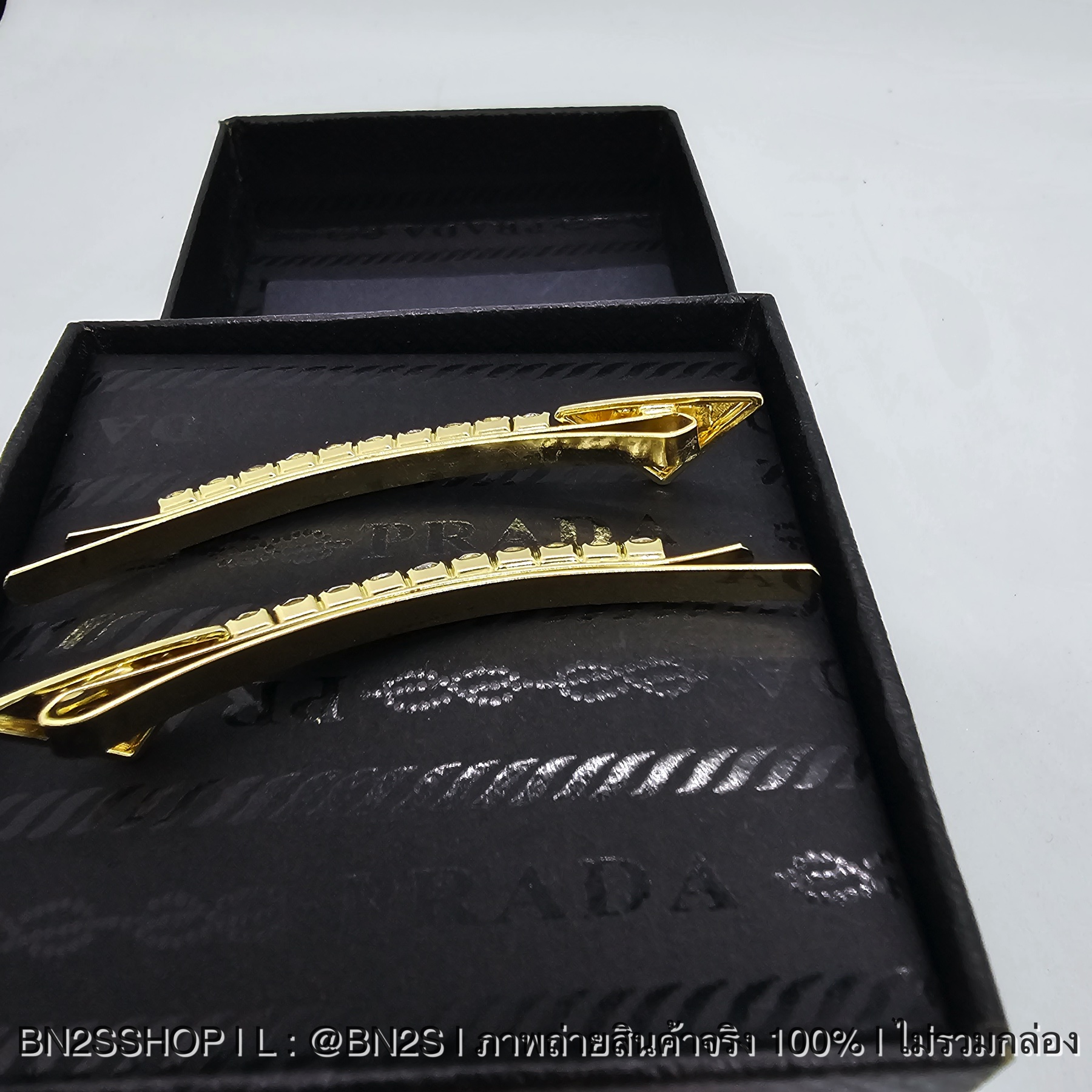 สีเงิน | PRADA Embellished brass hair clip กิ๊ปติดผมประดับเพชร พร้อมหัวโลโก้ปราด้า ชุด 2 ชิ้น ซ้าย-ขวา งานสวยเงาวิ๊บ