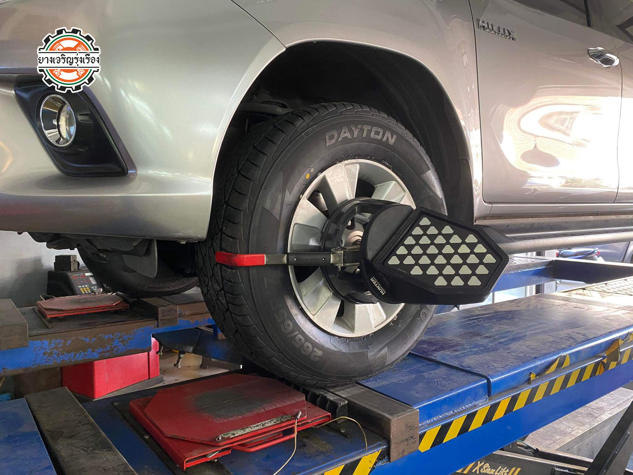 TOYOTA VIGO เข้ารับบริการเปลี่ยนยางรถยนต์ เลือกใช้งานยาง DAYTON H/T100 ของ Bridgestone ขนาด 265/65R17 ดอกยาง Performance หนึบเกาะถนน นุ่มนวล 𝙊𝙪𝙧 𝙎𝙚𝙧𝙫𝙞𝙘𝙚 🔧 ติดตั้งยางแบบไร้รอย 100% 🔧 ตั้งศูนย์ด้วยเครื่อง HUNTER นำเข้าจาก USA 🔧 ถ่วงความแม่นยำสูงระบบ DYNAMIC 🔧 ฟรี เติมลมไนโตรเจนตลอดอายุยางรถยนต์ 🔧 บริการสลับยางถ่วงล้อทุก 10,000km ----------------------------------- ☎️ โทร : 086-569-1915 บุ๊ก และทีมงาน ยินดีต้อนรับ