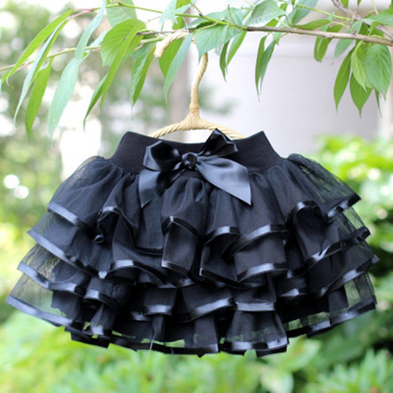 กระโปรงสีแดงซ้อนหลายชั้น พลิ้วสวย