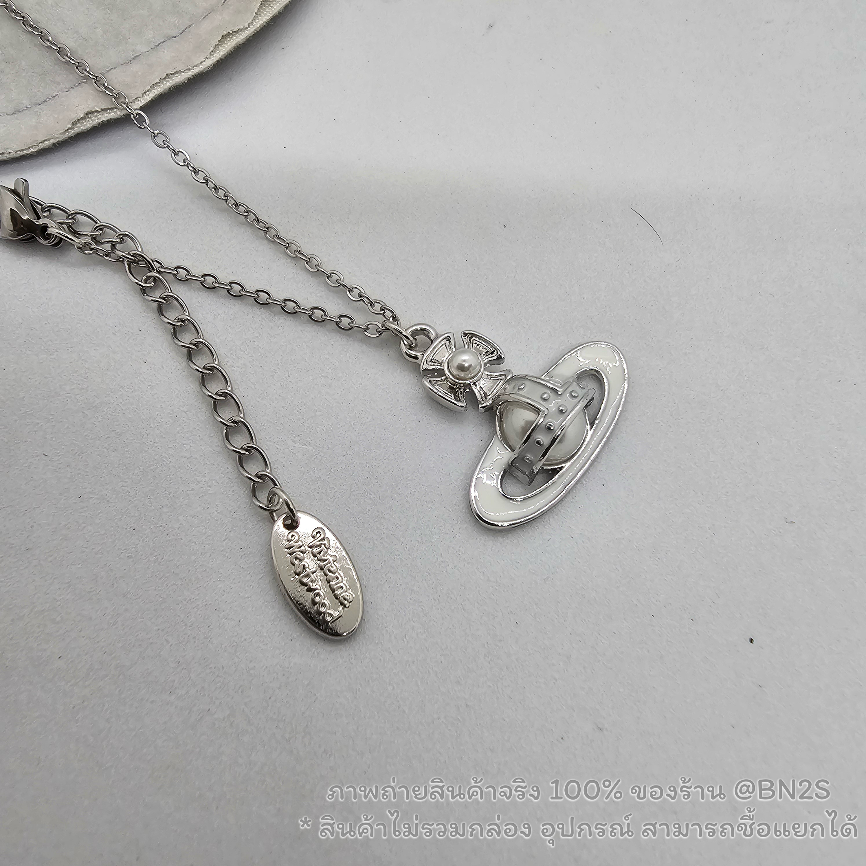 สีขาว | VIVIENNE WESTWOOD SIMONETTA BAS RELIEF PENDANT สร้อยคอผู้หญิง วิเวียน จี้ดาวเสาร์ ลงสี ชนช๊อป พร้อมส่ง