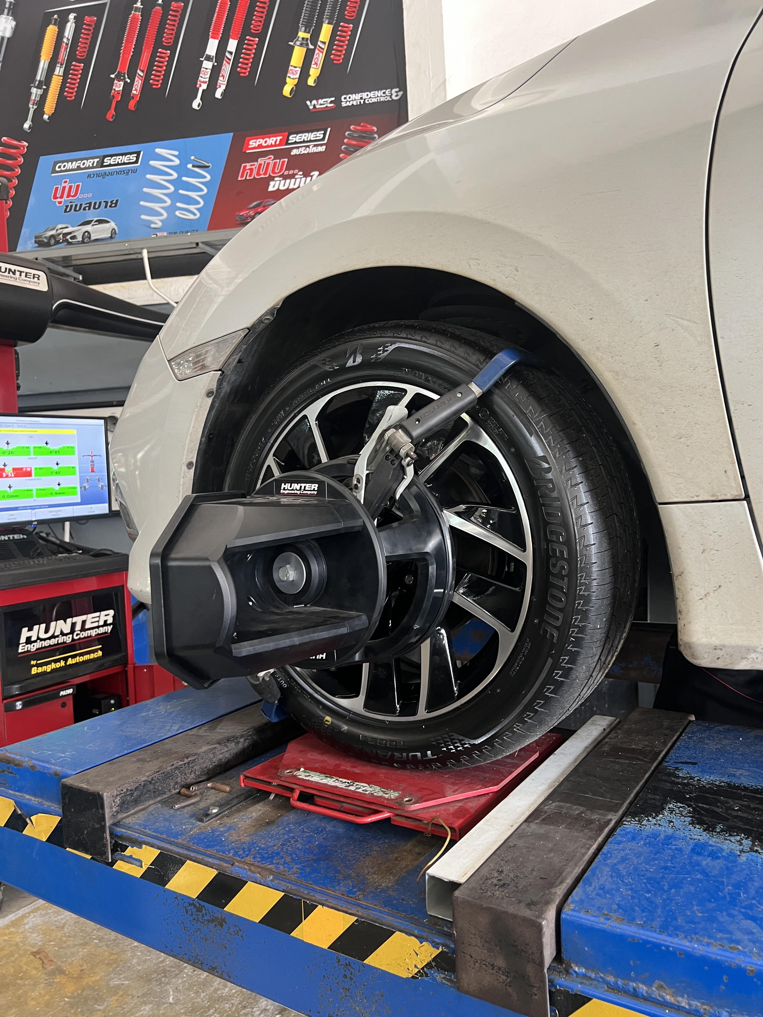 HONDA CIVIC FC เปลี่ยนยางรถยนต์ [+] BRDIGESTONE TURANZA T005A 215/50R17 สอบถามข้อมูลเพิ่มเติม หรือนัดหมาย โทร : 08-6569-1915 บุ๊ก Line id : @88rw Location : https://goo.gl/maps/HrNUAZXPN94KvxZ98? รถยนต์มีปัญหาไม่รู้ต้องแก้ตรงไหน ทางเรายินดี ตรวจหาปัญหาและหาวิธีแก้ บอกลูกค้าก่อนลงมือทำเสมอด้วยราคาเป็นธรรม เวลาบริการ วันจันทร์-วันอาทิตย์ 09:00 น. - 17.30 น. #Bridgestone #BridgestoneT005A #hondacivic #โช้คอัพ #ช่วงล่าง #โช๊ค #ยางรถยนต์