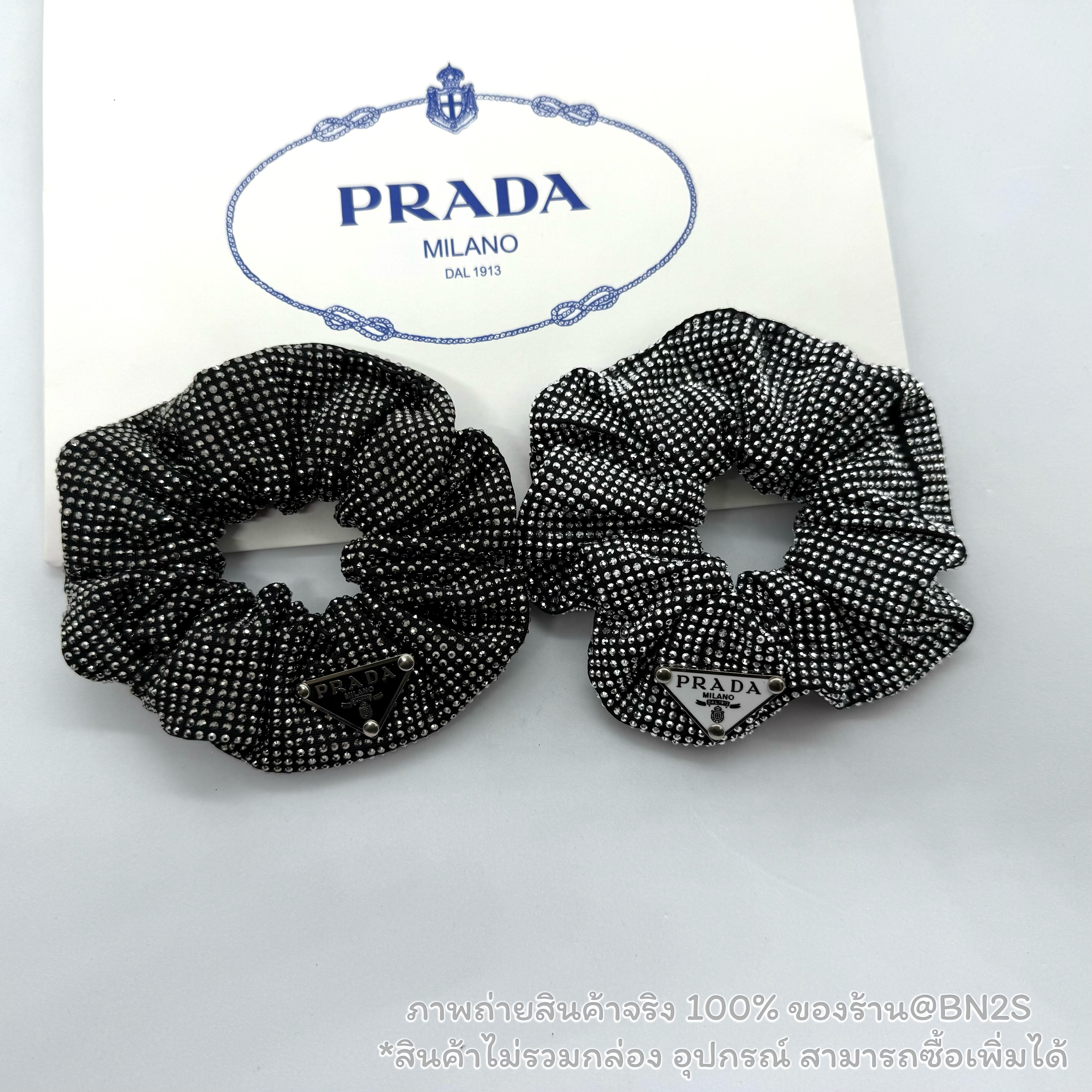 สีขาว | ผ้ารัดผมประดับคริสตัล ปราด้า Crystal Satin Scrunchie | PRADA พร้อมส่งในไทย ภาพถ่ายสินค้าจริง 100% รับรองว่าสวย สี เงิน / ดำ ไม่มีกล่อง อุปกรณ์