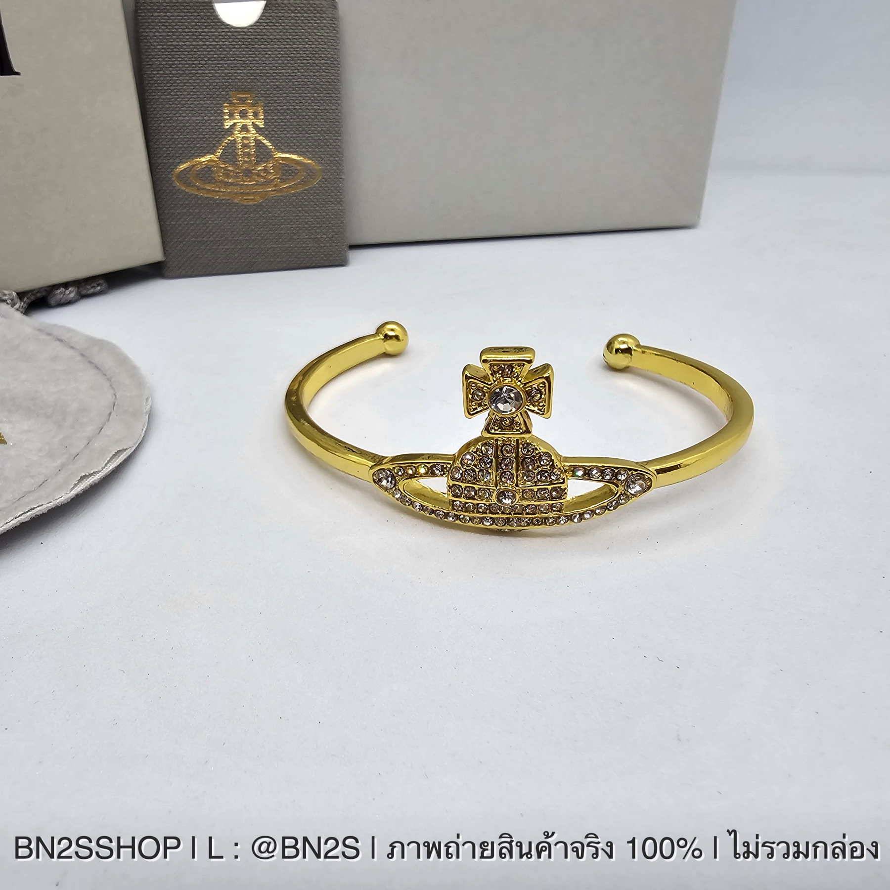 สีทอง | Vivienne Westwood Grace Bas Relief Open Bangle กำไลข้อมือวิเวียน จี้ดาวเสาร์ฝังเพชร งานสวย ประไซส์ได้เอง