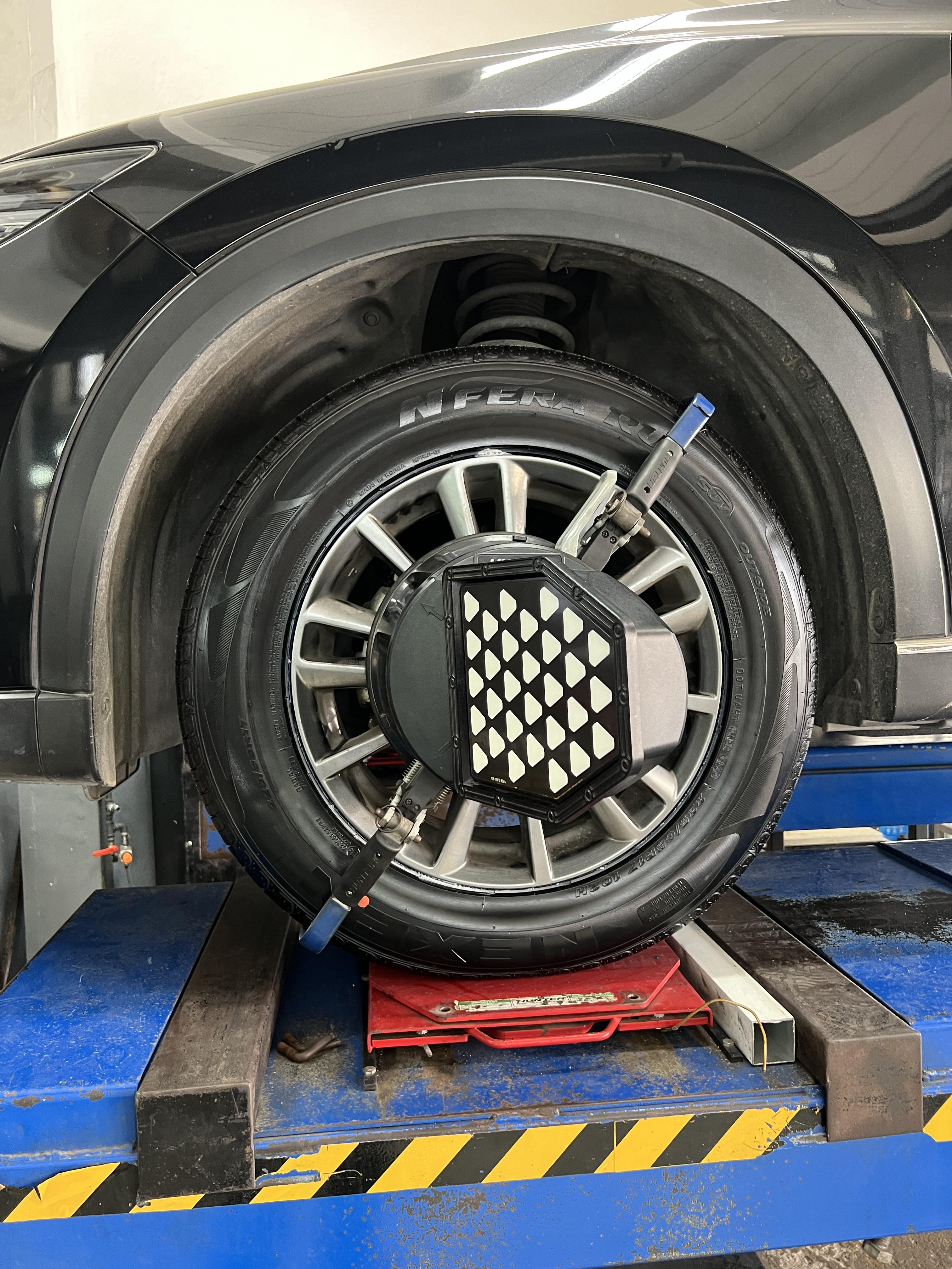BMW 520D เข้ารับบริการเปลี่ยนยางรถยนต์ใช้งาน ประจำวัน [+] NEXEN RU1 225/65R17 *เฉาพาะ NEXEN Pirelli ประกันยาง 1 ปี หรือ 25,000 กม. บาด บวม เบียด แตก ระเบิด เปลี่ยนเส้นใหม่ ครับ *นัดหมายก่อนเข้ารับบริการ เพื่อความรวดเร็วครับ 𝙊𝙪𝙧 𝙎𝙚𝙧𝙫𝙞𝙘𝙚 บริการทางร้านเรารับทำอะไรบ้าง 🔧 มียางรถยนต์ทุกยี่ห้อให้เลือกซื้อ 🔧 โช้คอัพ สปริง 🔧 เช็คช่วงล่าง แก้ปัญหาให้ตรงจุด 🔧 ติดตั้งยางแบบไร้รอย 100% 🔧 บริการสลับยาง ตามอายุ 🔧 บริการล้างลิ้นปีกผีเสื้อ 🔧 บริการเช็คระยะรถยนต์ 🔧 เปลี่ยนถ่ายของเหลวทั้งระบบ 🔧 ตั้งศูนย์ด้วยเครื่อง HUNTER นำเข้าจาก USA สอบถามข้อมูลเพิ่มเติม หรือนัดหมายเข้ารับบริการ ☎️ : 08-6569-1915 ☎️ : 08-6544-5963 Line id : @88rw Tiktok : https://www.tiktok.com/@88rwycrr Youtube : https://youtube.com/@88rw Facebook : https://www.facebook.com/88rwtire Location : https://goo.gl/maps/HrNUAZXPN94KvxZ98? #รถยนต์มีปัญหาไม่รู้ต้องแก้ตรงไหน ทางเรายินดี ตรวจหาปัญหาและหาวิธีแก้ บอกลูกค้าก่อนลงมือทำเสมอราคาเป็นธรรมไม่เอาเปรียบ สบายใจคุณลูกค้า ร้านยางเจริญรุ่งเรือง ยินดีต้อนรับครับ
