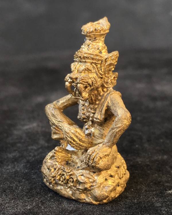 ปู่เสือ พ่อปู่เสือ ฤาษีปู่เสือ ปู่เสือแสนเฮง หลวงปู่แสน ปสนฺโน วัดบ้านหนองจิก จ.ศรีสะเกษ รุ่นปู่เสือแสนเฮง เนื้อทองลำอู่ หมายเลข ๑๕๙๙