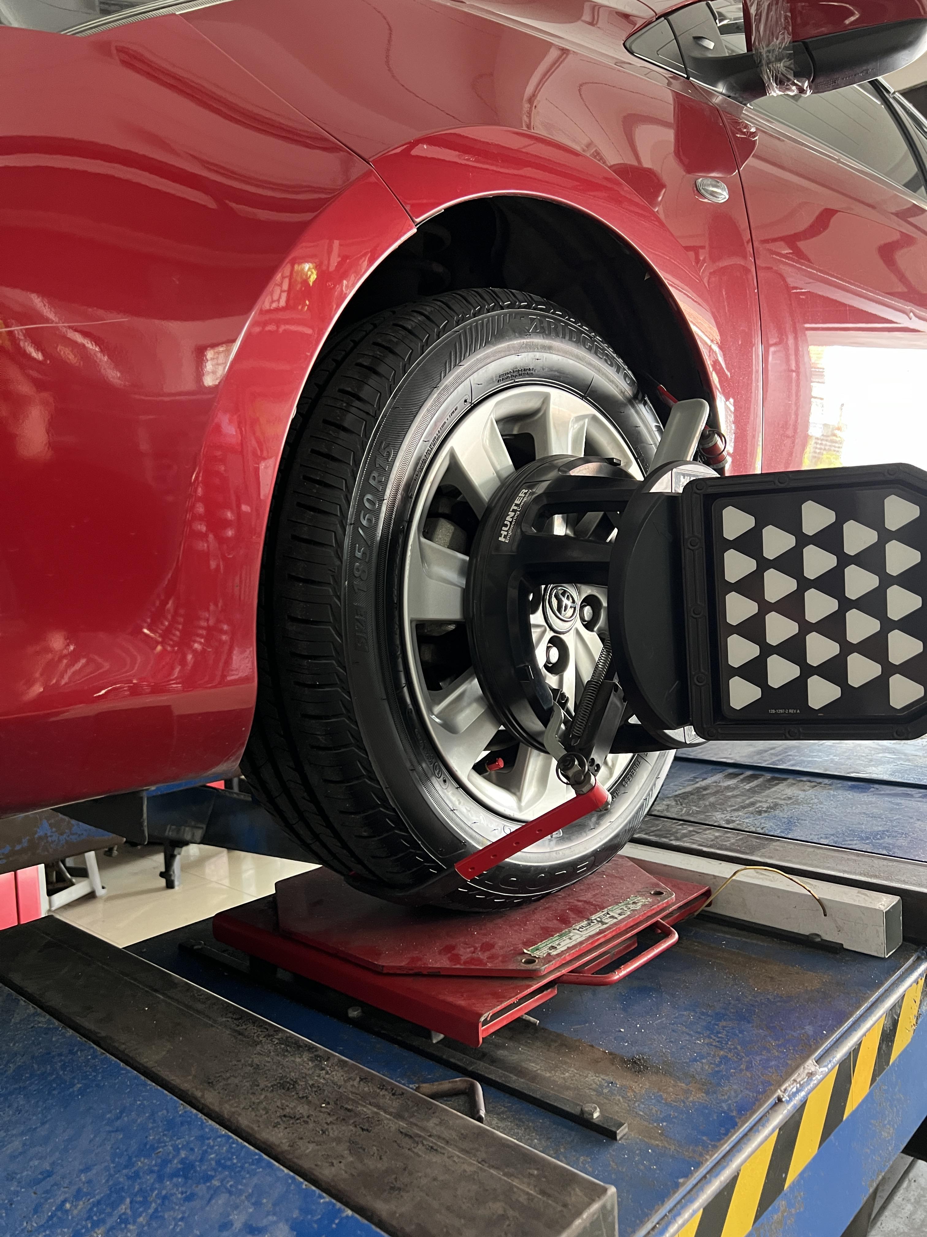 TOYOTA VIOS เปลี่ยนยางรถยนต์ใช้งานประจำวัน เน้นใช้งานของดี [+] Bridgestone EP300 185/60R15 *เพื่อความรวดเร็วในการเข้ารับบริการ แนะนำนัดหมายก่อนครับ 𝙊𝙪𝙧 𝙎𝙚𝙧𝙫𝙞𝙘𝙚 บริการทางร้านเรารับทำอะไรบ้าง 🔧 มียางรถยนต์ทุกยี่ห้อให้เลือกซื้อ 🔧 โช้คอัพ สปริง 🔧 เช็คช่วงล่าง แก้ปัญหาให้ตรงจุด 🔧 ติดตั้งยางแบบไร้รอย 100% 🔧 บริการสลับยาง ตามอายุ 🔧 บริการล้างลิ้นปีกผีเสื้อ 🔧 บริการเช็คระยะรถยนต์ 🔧 เปลี่ยนถ่ายของเหลวทั้งระบบ 🔧 ตั้งศูนย์ด้วยเครื่อง HUNTER นำเข้าจาก USA สอบถามข้อมูลเพิ่มเติม หรือนัดหมายเข้ารับบริการ ☎️ : 08-6569-1915 ☎️ : 08-6544-5963 Line id : @88rw Tiktok : https://www.tiktok.com/@88rwycrr Youtube : https://youtube.com/@88rw Facebook : https://www.facebook.com/88rwtire Location : https://goo.gl/maps/HrNUAZXPN94KvxZ98?coh=178573&entry=tt #รถยนต์มีปัญหาไม่รู้ต้องแก้ตรงไหน ทางเรายินดี ตรวจหาปัญหาและหาวิธีแก้ บอกลูกค้าก่อนลงมือทำเสมอราคาเป็นธรรมไม่เอาเปรียบ สบายใจคุณลูกค้า ร้านยางเจริญรุ่งเรือง ยินดีต้อนรับครับ