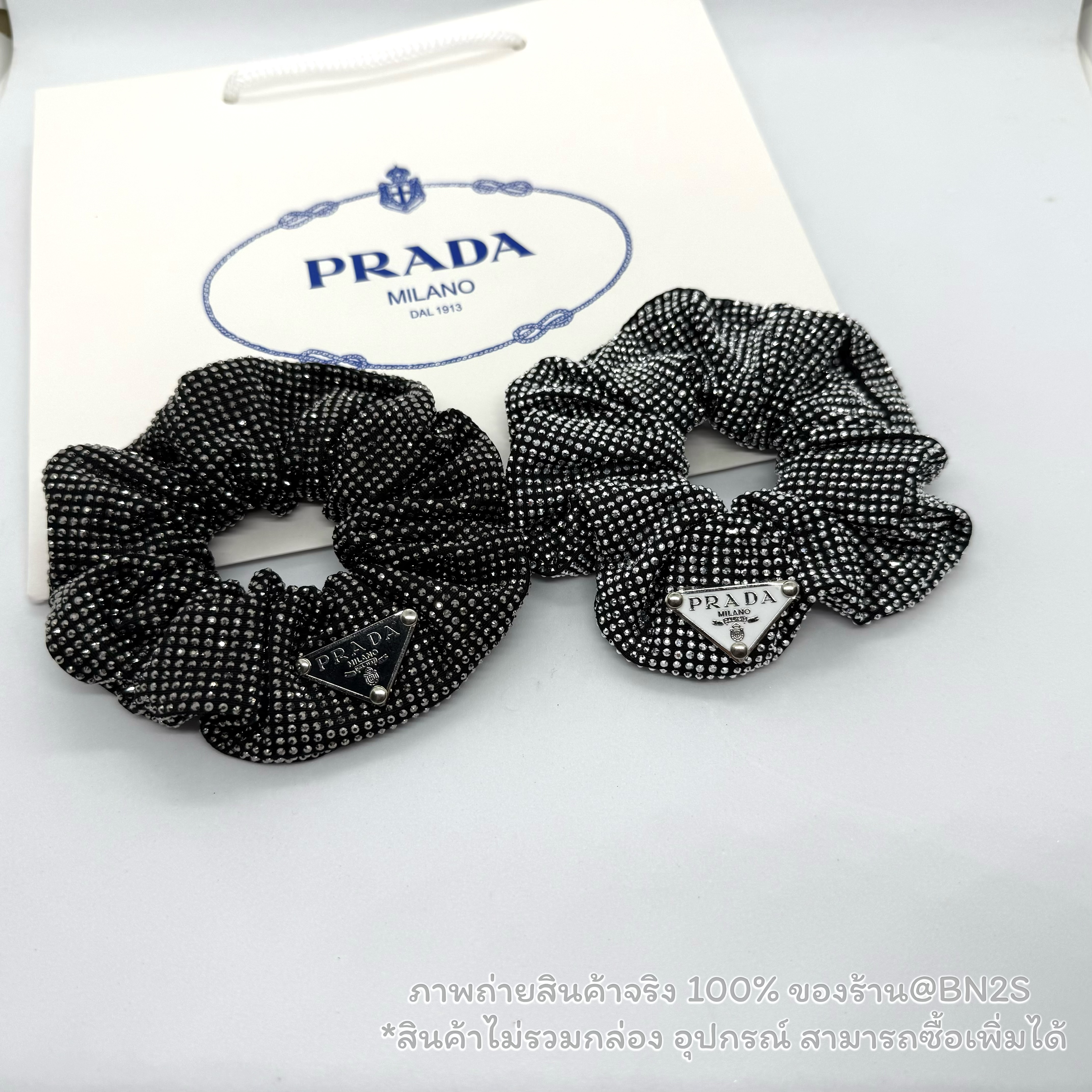 สีขาว | ผ้ารัดผมประดับคริสตัล ปราด้า Crystal Satin Scrunchie | PRADA พร้อมส่งในไทย ภาพถ่ายสินค้าจริง 100% รับรองว่าสวย สี เงิน / ดำ ไม่มีกล่อง อุปกรณ์