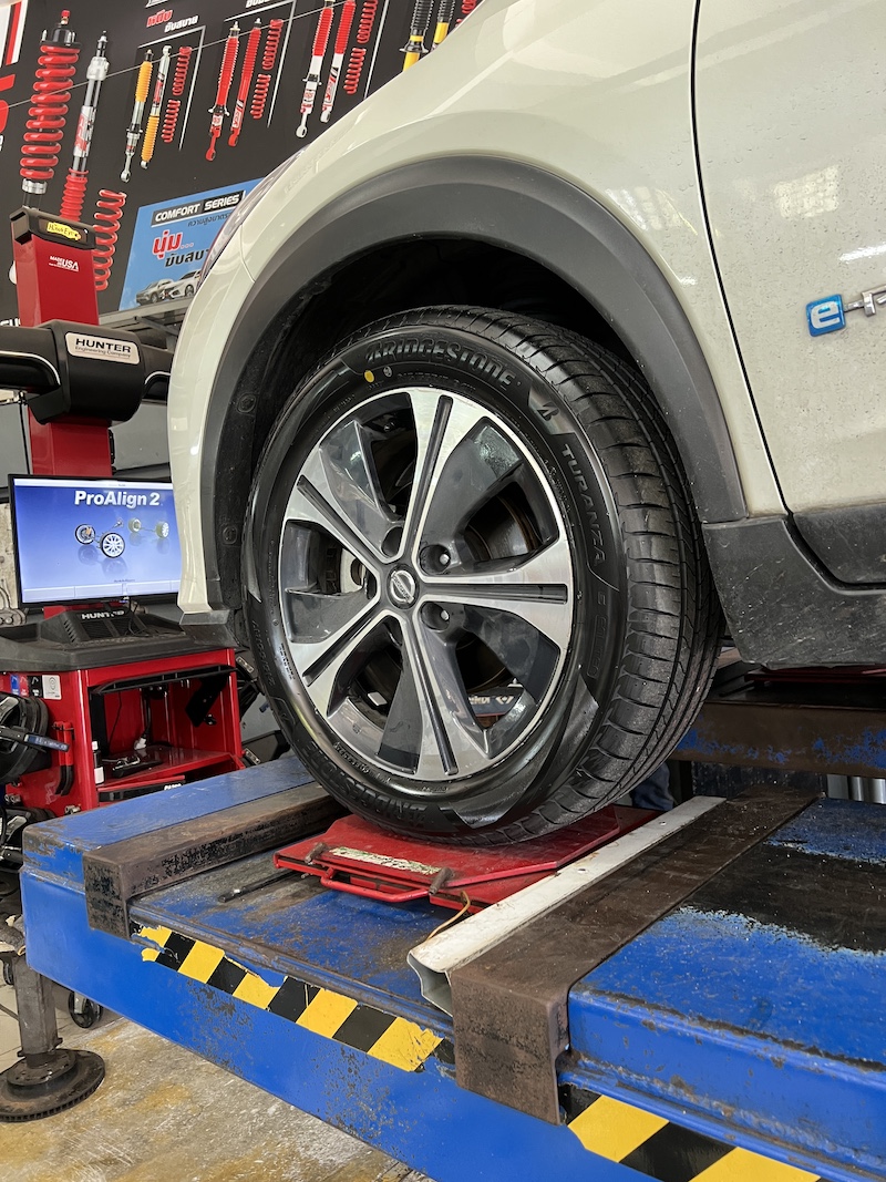 NISSAN KICKS เปลี่ยนยางใช้งานประจำวัน [+] Bridgestone Turanza6 215/55R17 พร้อมบริการติดตั้ง ถ่วงล้อ เติมลมไนโตรเจน และ ตั้งศูนย์ 📌 สอบถามข้อมูลเพิ่มเติม หรือนัดหมายเข้ารับบริการ ☎️ : 08-6569-1915 ☎️ : 08-6544-5963 💬 Line id : @88rw 📍 Location : https://goo.gl/maps/HrNUAZXPN94KvxZ98 🌐 Facebook : https://www.facebook.com/88rwtire #ยางรถยนต์ #bridgestone #Turanza6 #NissanKicks