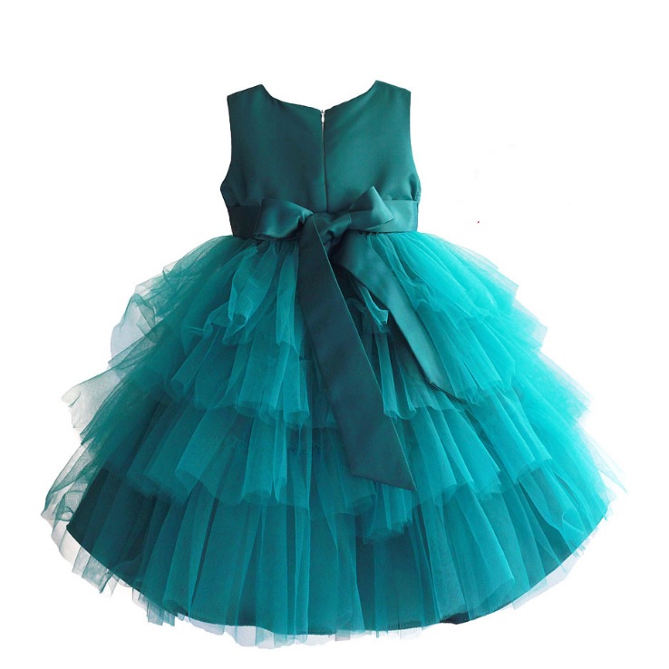 ชุดเดรสออกงานเด็กสีเขียว ช่วงตัวผ้ามันเงาลายดอกไม้สวย เอวมีโบว์ประดับเพชรสวย กระโปรงเป็นชั้นๆๆน่ารัก