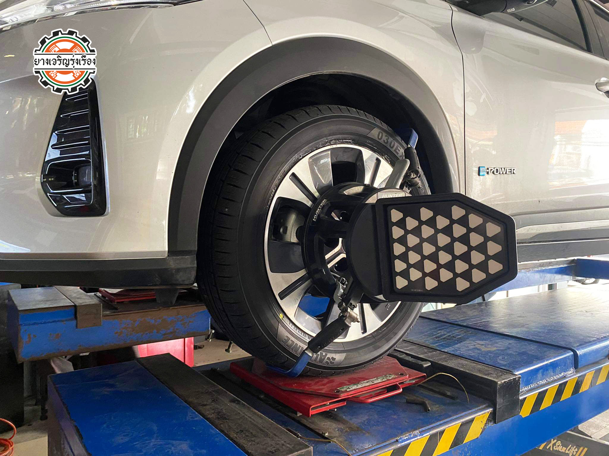 NISSAN KICK เปลี่ยนยางรถยนต์ ขอยางผลิตญี่ปุ่น [+] ALLIANCE/AL30 030EX 98W *JAPAN (BY YOKOHAMA) ขนาด 215/55R17 𝙊𝙪𝙧 𝙎𝙚𝙧𝙫𝙞𝙘𝙚 บริการทางร้านเรารับทำอะไรบ้าง 🔧 ติดตั้งยางแบบไร้รอย 100% 🔧 บริการสลับยาง ตามอายุ 🔧 มียางรถยนต์ทุกยี่ห้อให้เลือกซื้อ 🔧 เช็คช่วงล่าง แก้ปัญหาให้ตรงจุด 🔧 บริการล้างลิ้นปีกผีเสื้อ 🔧 บริการเช็คระยะรถยนต์ 🔧 เปลี่ยนถ่ายของเหลวทั้งระบบ 🔧 ตั้งศูนย์ด้วยเครื่อง HUNTER นำเข้าจาก USA สอบถามข้อมูลเพิ่มเติม หรือนัดหมายเข้ารับบริการ Tel : 08-6569-1915 Tel : 08-6544-5963 Line id : @88rw Tiktok : https://www.tiktok.com/@88rwycrr Youtube : https://youtube.com/@88rw Facebook : https://www.facebook.com/88rwtire Location : https://goo.gl/maps/HrNUAZXPN94KvxZ98?coh=178573&entry=tt #รถยนต์มีปัญหาไม่รู้ต้องแก้ตรงไหน ทางเรายินดี ตรวจหาปัญหาและหาวิธีแก้ บอกลูกค้าก่อนลงมือทำเสมอราคาเป็นธรรมไม่เอาเปรียบ สบายใจคุณลูกค้า ---------------------------------- ดูแลให้คำปรึกษาทุกปัญหาคาใจ ไม่ทิ้งลูกค้า มีบริการหลังการขาย 【ให้ผู้เชี่ยวชาญของเรา ดูแลรถคุณ】 ร้านยางเจริญรุ่งเรือง ยินดีต้อนรับครับ ---------------------------------- #โช๊คอัพรถยนต์ #monroe #yss #kayaba #profender #ร้านยางเจริญรุ่งเรือง #นนทบุรี #งามวงศ์วาน #amsfix #บริการช่วงล่างรถยนต์ #ซ่อมบำรุงช่วงล่าง #เซทอัพโช๊คอัพรถยนต์