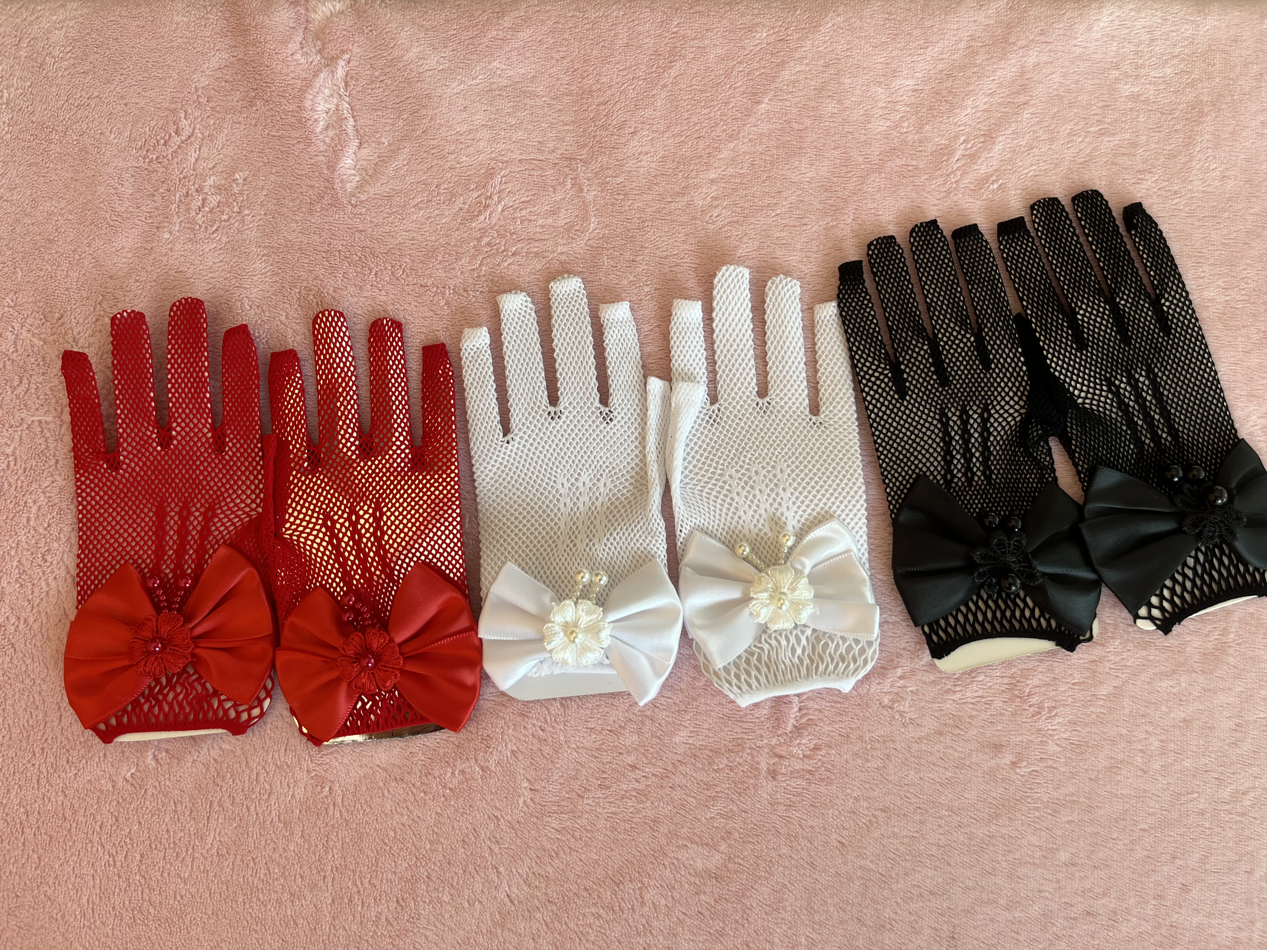 ถุงมือเด็กออกงานสีขาวตาข่ายยืด 4-15 ขวบ แบบฟรีไซส์ แต่งโบว์สวย