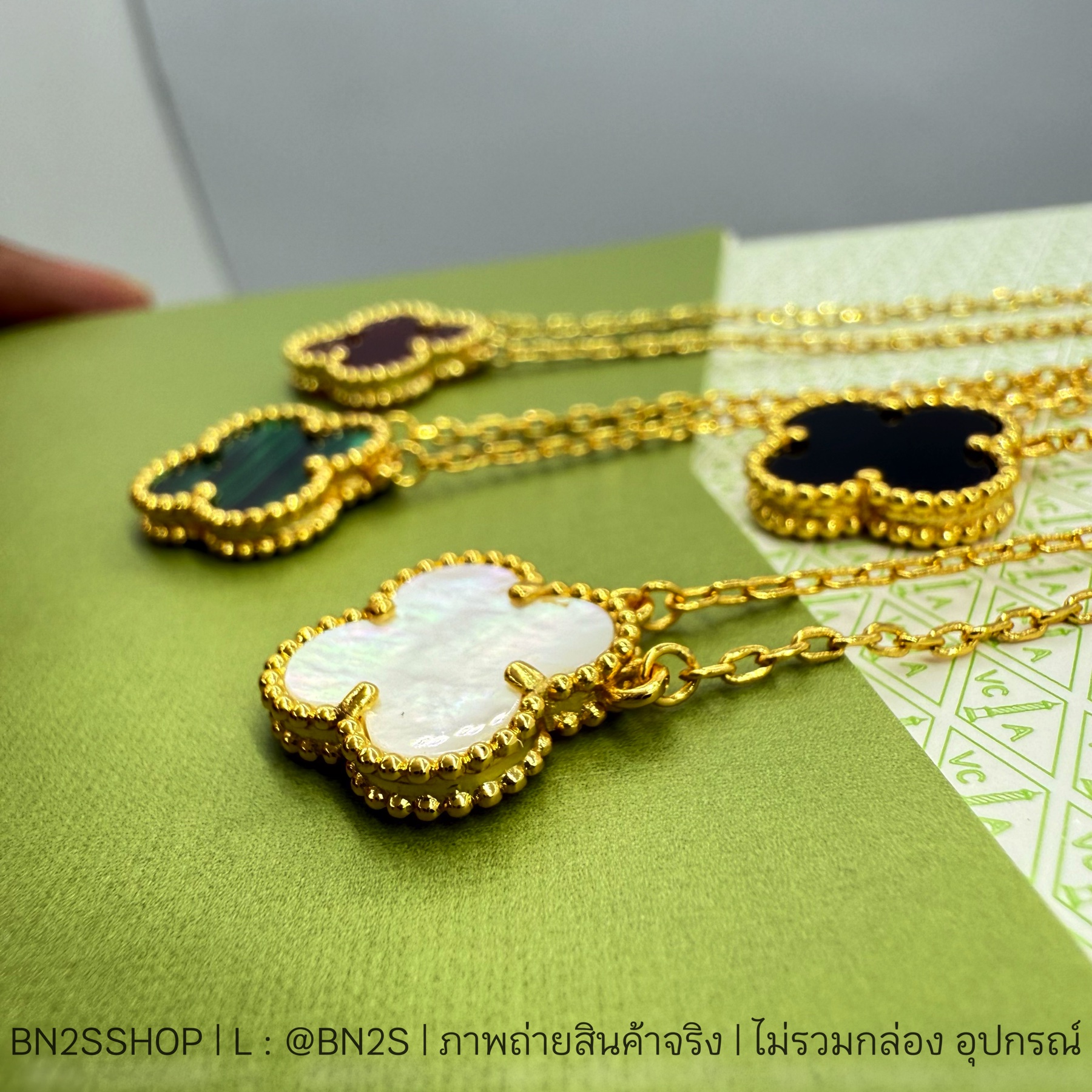 สีเขียว | VC & A Vintage Alhambra Pendant สร้อยคอผู้หญิงจี้ใบโคลเวอร์ งานปั๊ม ทุกจุด