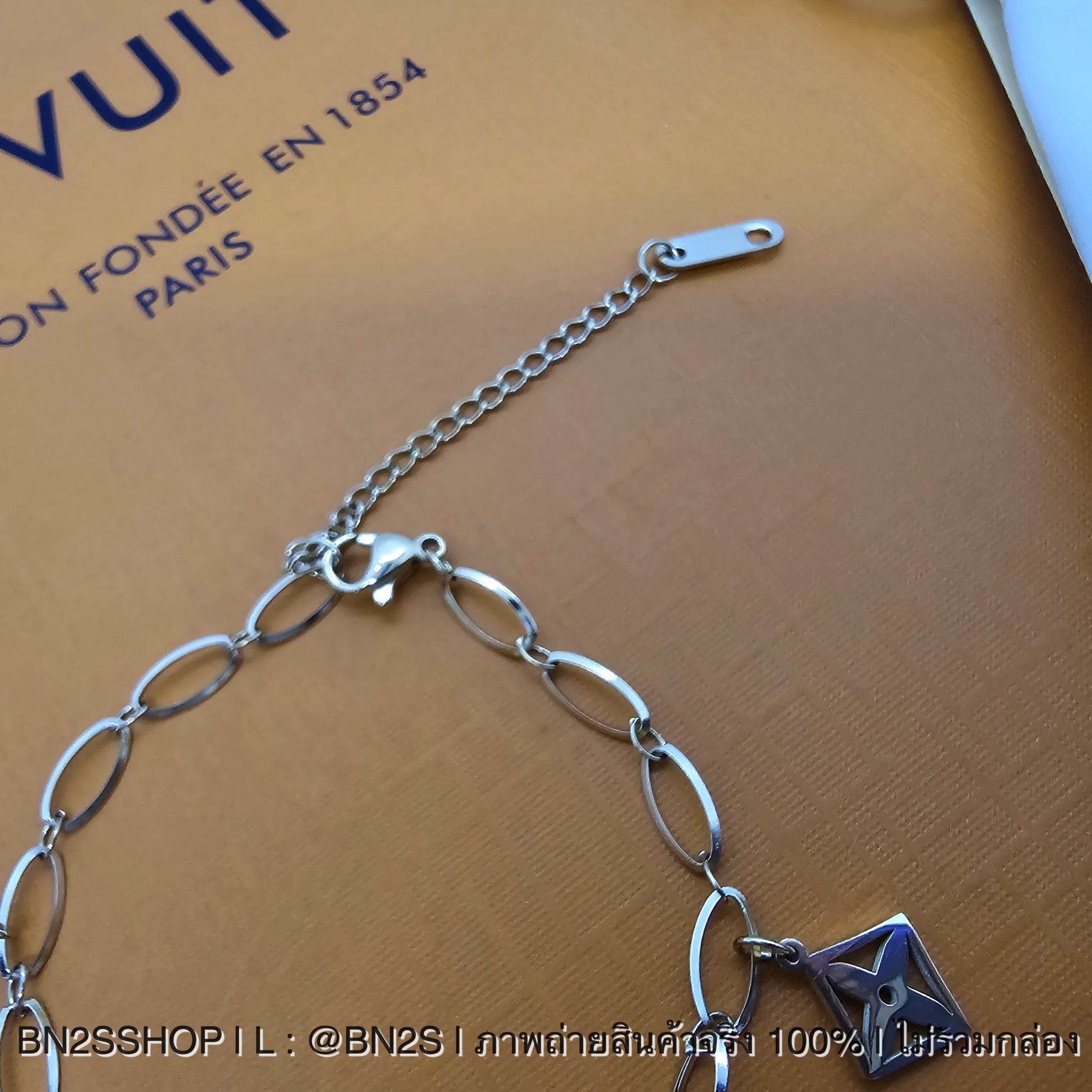 สร้อยข้อมือหลุยส์ Louis Vuitton Monogram Chain Bracelet อะไหล่สีทอง จี้ห้อยลายโมโลแกรมลายสวยน่ารัก