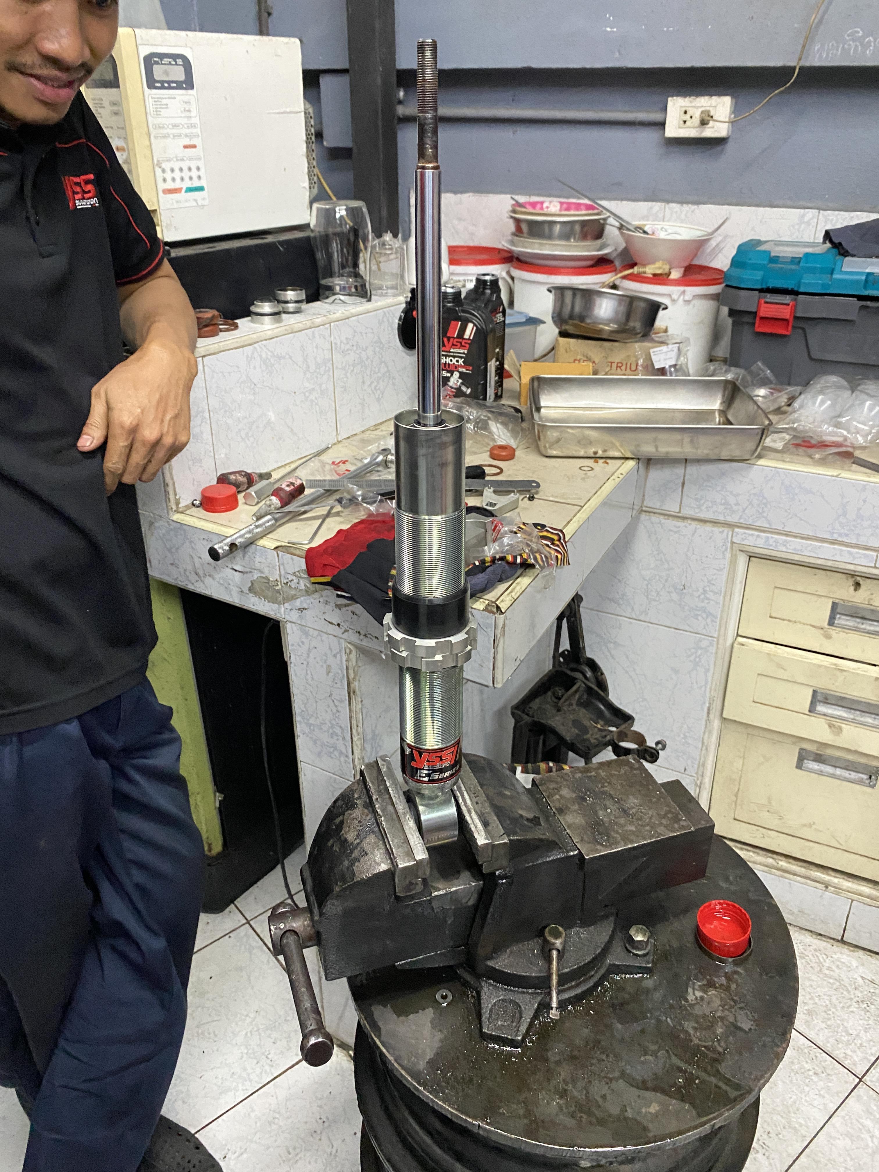 🛠️ โช้คอัพ YSS E-Series รั่วซึม? ซ่อมที่ศูนย์ซ่อม YSS นนทบุรี! Isuzu MU-X คันนี้ วิ่งมา 150,000 กม. โช้คอัพเริ่มมีอาการรั่วซึม ได้เวลาฟื้นฟู! ✅ เราคือศูนย์ซ่อมที่ได้รับการแต่งตั้งจาก YSS โดยตรง ✅ ใช้อะไหล่แท้เบิกศูนย์เท่านั้น: แกนใหม่, ชุดซีลใหม่, น้ำมันสังเคราะห์ใหม่ ✅ Setup & ตั้งศูนย์: จบงานติดตั้งและตั้งศูนย์ให้พร้อมใช้ในที่เดียว 👉 มั่นใจในมาตรฐาน! คืนประสิทธิภาพโช้คอัพให้รถคุณกลับมานิ่ง หนึบ เหมือนใหม่! #YSS #YSSShop #ซ่อมโช้คอัพ #Overhaul #IsuzuMux #ยางเจริญรุ่งเรือง #นนทบุรี #งามวงศ์วาน #ร้านซ่อมช่วงล่างดีๆใกล้ฉัน