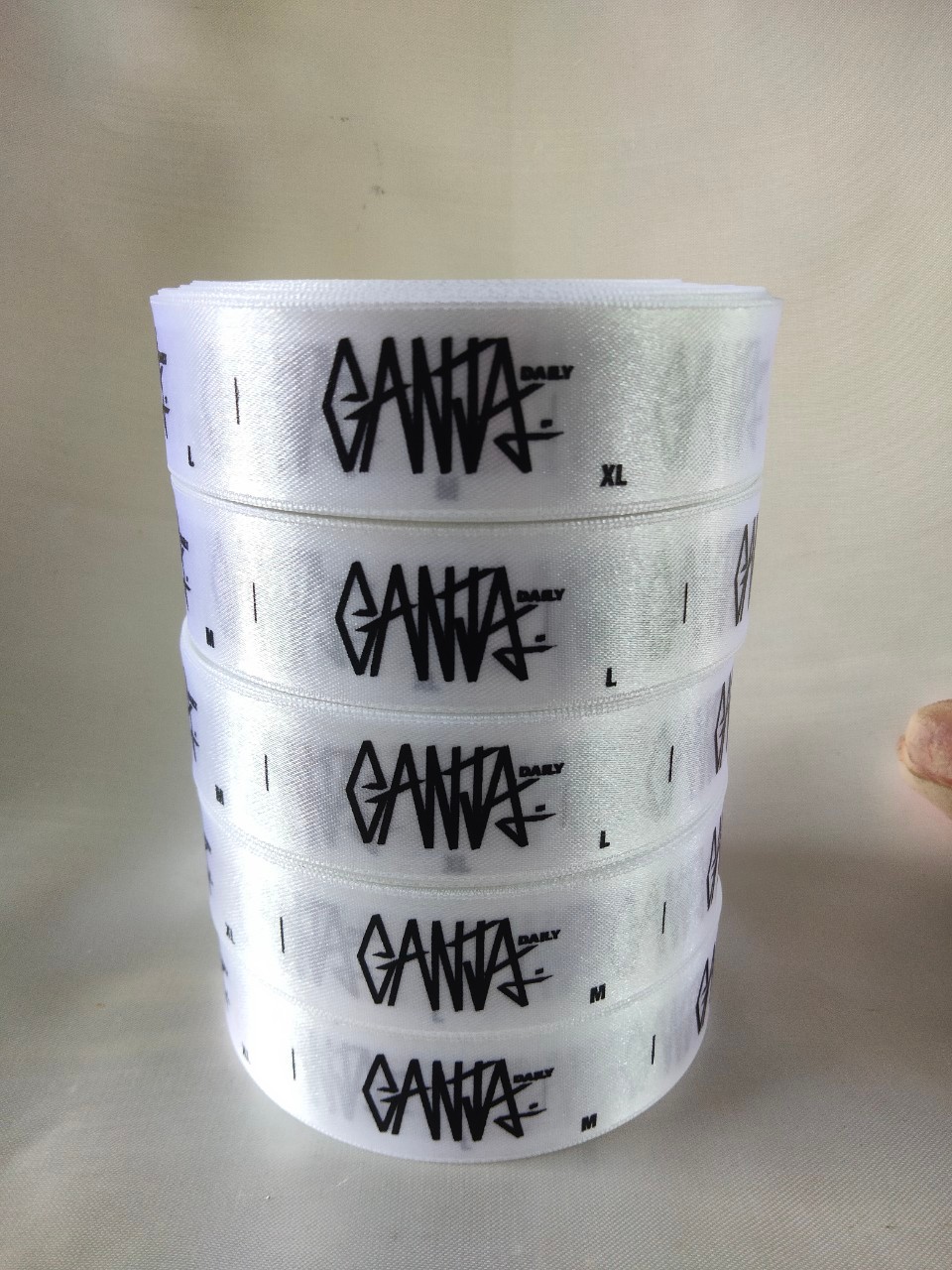 ป้ายคอเสื้อ เนื้อริบบิ้นซาติน 2.5 ซม. ริบบิ้นสีขาว 1 พิมพ์ดำ 5 ม้วน