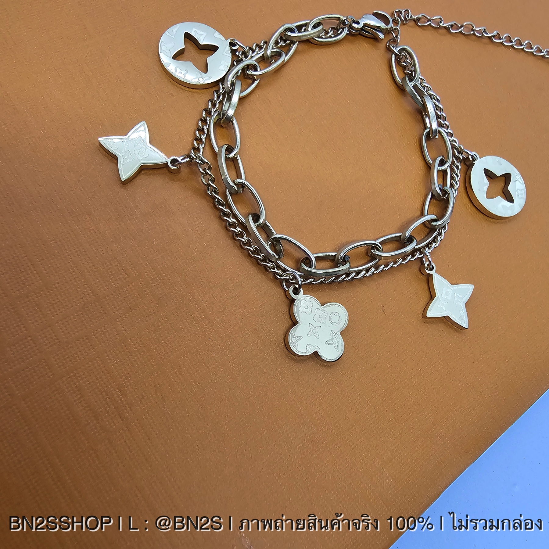 สร้อยข้อมือสายโซ่ 2 ชั้น ห้อยจี้ชาร์ม ลาย LV Monogram