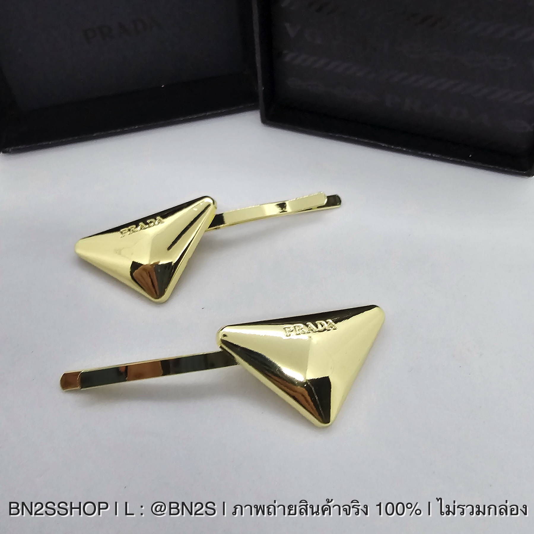 สีทอง | Prada Metal Hair Clip ตัวใหม่ล่าสุด งานโลหะ ปั๊มโลโก้ มาเป็นคู่ อะไหล่เงาสวย มองไกลๆก็รู้ ปราด้าแน่นอน