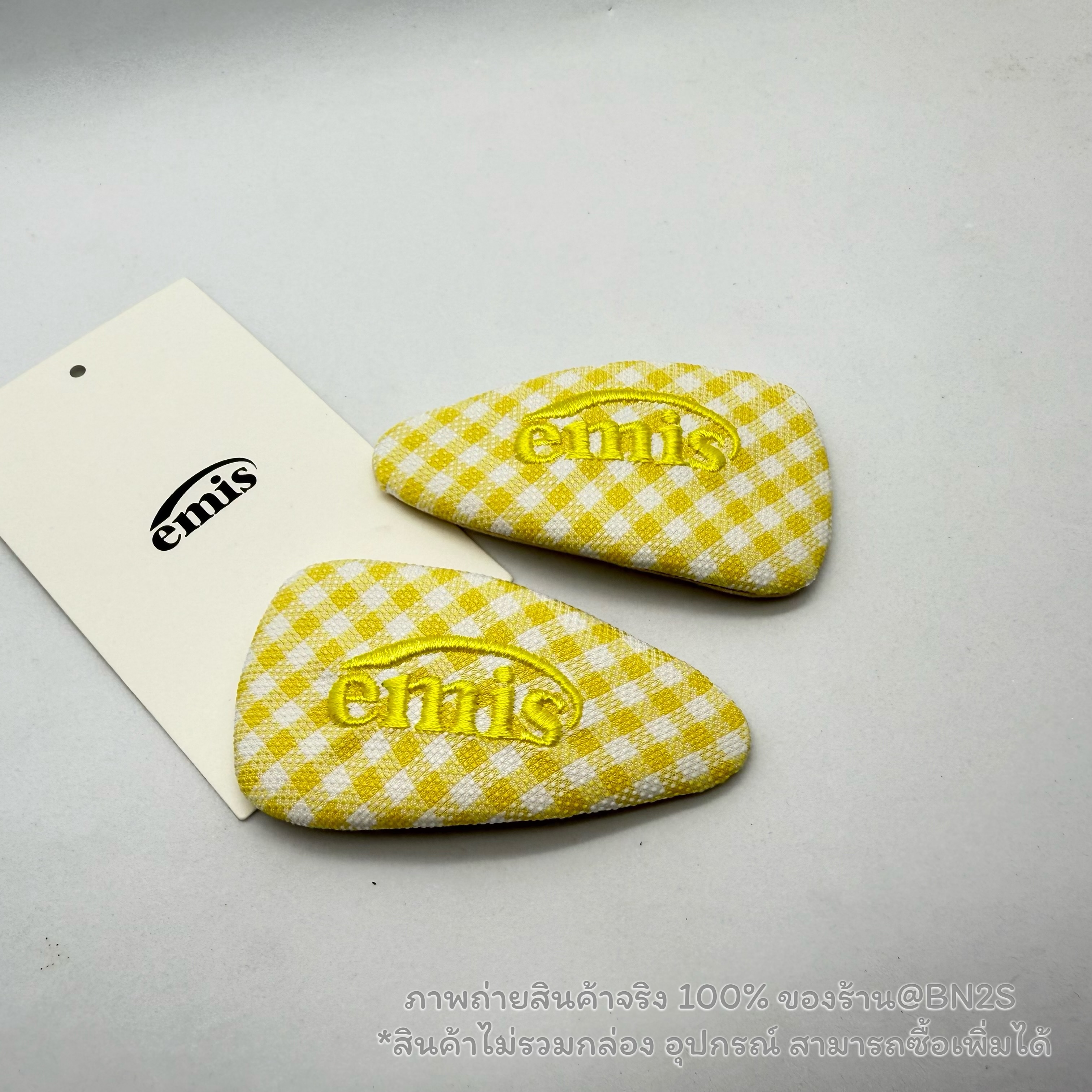 สีเหลือง | พร้อมส่ง EMIS GINGHAM CHECK WIDE HAIRPIN กิ๊บหนีบสามเหลี่ยม อีมีสสึ งานปักผ้าลายสก๊อต พร้อมส่งในไทย ไม่ต้องรอพรีฯ ❌ แพ๊คคู่ ซ้าย-ขวา น้า ขนาด : 8x4 cm. ไม่มีกล่อง อุปกรณ์