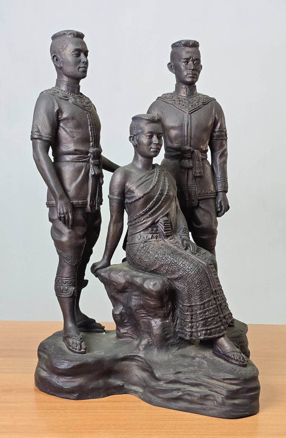 พระบรมรูป 3 พระองค์ ได้แก่ สมเด็จพระนเรศวรมหาราช สมเด็จพระเอกาทศรถ พระสุพรรณกัลยา