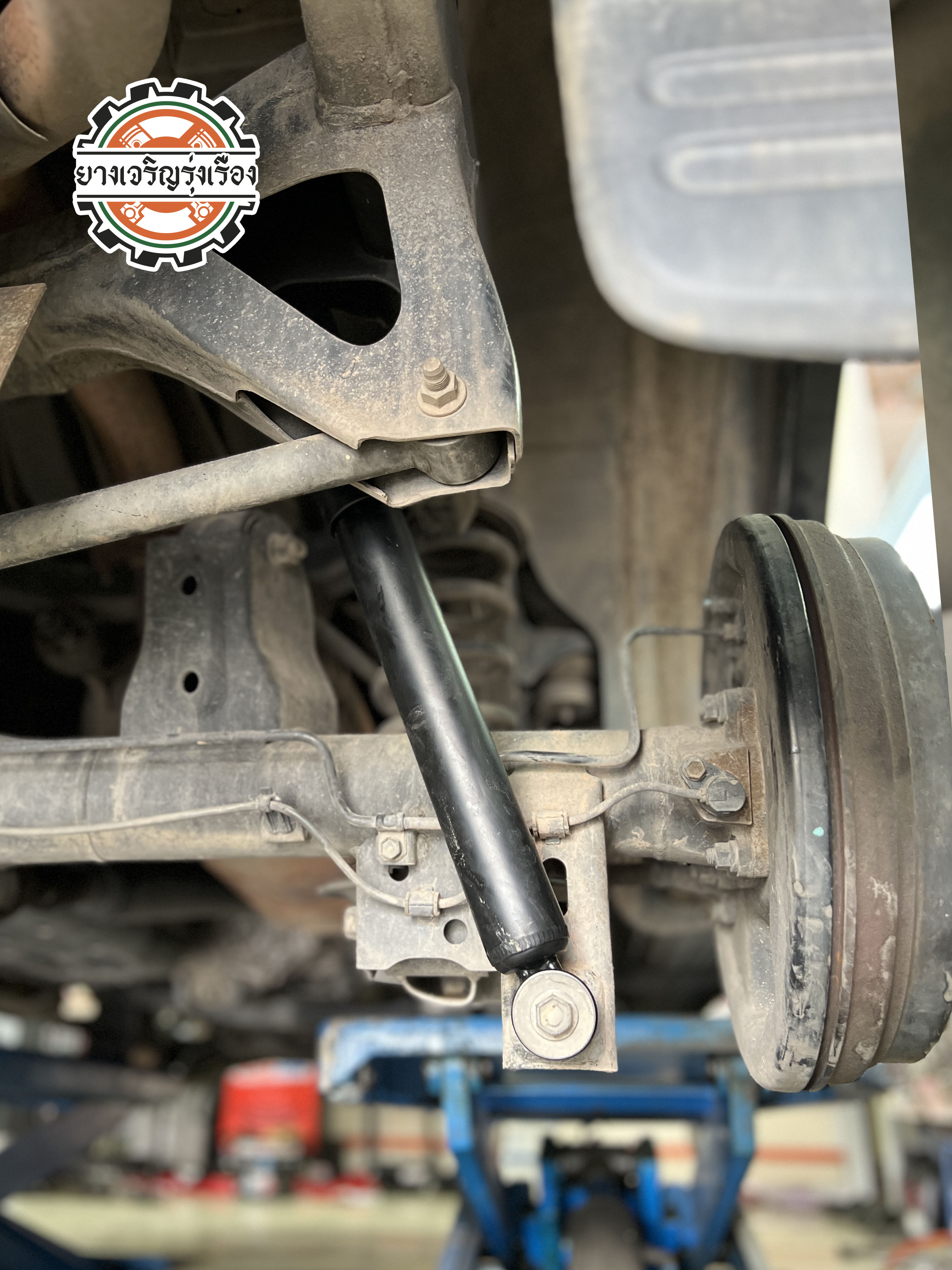 Toyota fortuner เข้ารับบริการเปลี่ยนโช๊คอัพชุดใหม่ใช้งานประจำวัน [+] Profender PG5 ทั้งชุด หน้าและหลัง [+] พร้อมบริการติดตั้ง + Set up ให้เหมาะกับยาง [+] ขับสนุกด้วยบริการ ตั้งศูนย์ละเอียดให้เหมาะกับการใช้งานและลักษณะของช่วงล่าง 𝙊𝙪𝙧 𝙎𝙚𝙧𝙫𝙞𝙘𝙚 บริการทางร้าน เรารับทำอะไรบ้าง 🔧 ติดตั้งยางแบบไร้รอย 100% 🔧 บริการสลับยาง ตามอายุ 🔧 มียางรถยนต์ทุกยี่ห้อให้เลือกซื้อ 🔧 เช็คช่วงล่าง แก้ปัญหาให้ตรงจุด 🔧 บริการล้างลิ้นปีกผีเสื้อ 🔧 บริการเช็คระยะรถยนต์ 🔧 เปลี่ยนถ่ายของเหลวทั้งระบบ 🔧 ตั้งศูนย์ด้วยเครื่อง HUNTER นำเข้าจาก USA สอบถามข้อมูลเพิ่มเติม หรือนัดหมายเข้ารับบริการ Tel : 08-6569-1915 Tel : 08-6544-5963 Line id : @88rw Tiktok : https://www.tiktok.com/@88rwycrr Youtube : https://youtube.com/@88rw Facebook : https://www.facebook.com/otaninon Location : https://goo.gl/maps/HrNUAZXPN94KvxZ98?coh=178573&entry=tt #รถยนต์มีปัญหาไม่รู้ต้องแก้ตรงไหน ทางเรายินดี ตรวจหาปัญหาและหาวิธีแก้ บอกลูกค้าก่อนลงมือทำเสมอราคาเป็นธรรมไม่เอาเปรียบ สบายใจคุณลูกค้า ---------------------------------- ดูแลให้คำปรึกษาทุกปัญหาคาใจ ไม่ทิ้งลูกค้า มีบริการหลังการขาย 【ให้ผู้เชี่ยวชาญของเรา ดูแลรถคุณ】 ร้านยางเจริญรุ่งเรือง ยินดีต้อนรับครับ ---------------------------------- #โช๊คอัพรถยนต์ #monroe #yss #kayaba #profender #ร้านยางเจริญรุ่งเรือง #นนทบุรี #งามวงศ์วาน #amsfix #บริการช่วงล่างรถยนต์ #ซ่อมบำรุงช่วงล่าง #เซทอัพโช๊คอัพรถยนต์
