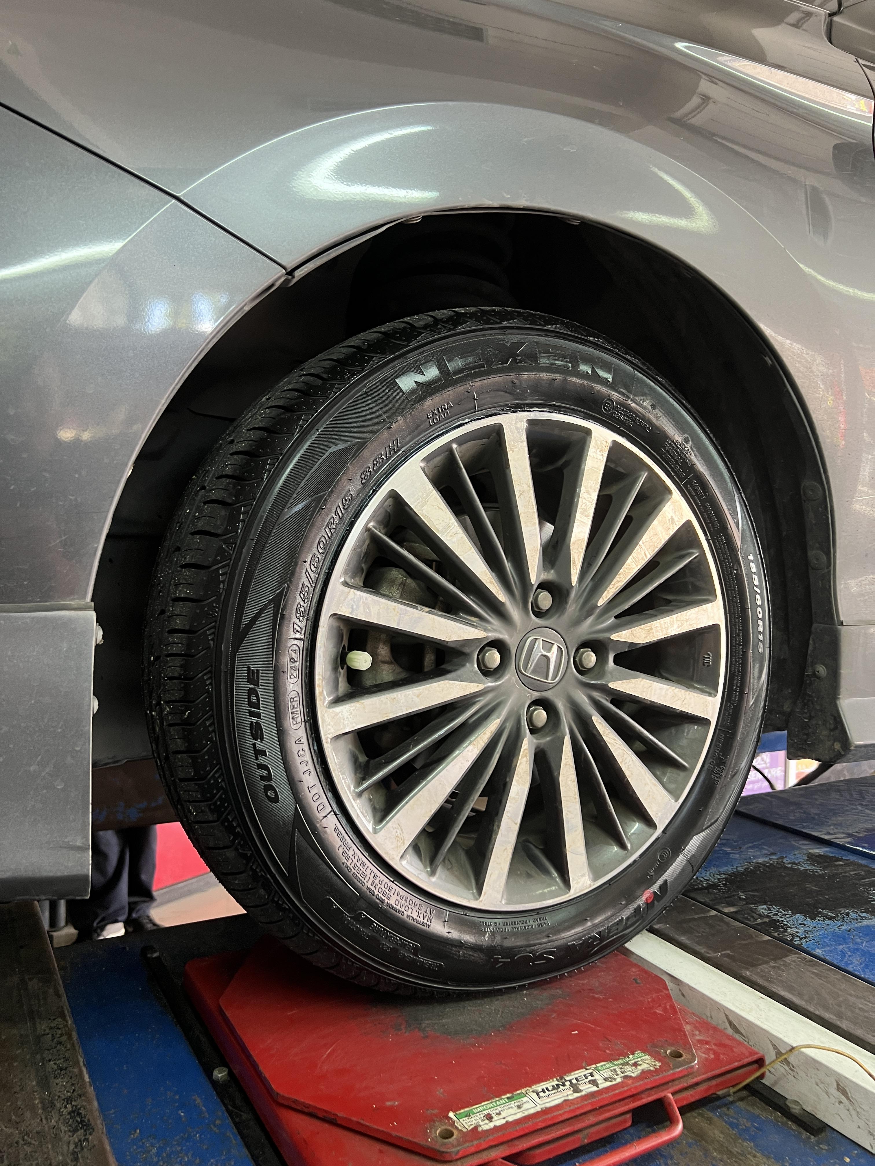 HONDA CITY TURBO 1.0 เข้ารับบริการเปลี่ยนยางรถยนต์ [+] NEXEN SU4 185/60R15 #ถ่ายให้เป๊ะแชร์ให้ปังกับยางNexen #เส้นต่อไปใช้เน็กเซ็น #nexentirethailand #nexentire #ยางรถยนต์ *เฉาพาะ NEXEN Pirelli ประกันยาง 1 ปี หรือ 25,000 กม. บาด บวม เบียด แตก ระเบิด เปลี่ยนเส้นใหม่ ครับ *เพื่อความรวดเร็วนัดหมายก่อนเข้ารับบริการครับ 𝙊𝙪𝙧 𝙎𝙚𝙧𝙫𝙞𝙘𝙚 บริการทางร้านเรารับทำอะไรบ้าง 👉มียางรถยนต์ทุกยี่ห้อให้เลือกซื้อ 👉โช้คอัพ สปริง 👉เช็คช่วงล่าง แก้ปัญหาให้ตรงจุด 👉ติดตั้งยางแบบไร้รอย 100% 👉บริการสลับยาง ตามอายุ 👉บริการล้างลิ้นปีกผีเสื้อ 👉บริการเช็คระยะรถยนต์ 👉เปลี่ยนถ่ายของเหลวทั้งระบบ 👉ตั้งศูนย์ด้วยเครื่อง HUNTER นำเข้าจาก USA สอบถามข้อมูลเพิ่มเติม หรือนัดหมายเข้ารับบริการ ☎️ : 08-6569-1915 ☎️ : 08-6544-5963 Line id : @88rw Facebook : https://www.facebook.com/88rwtire Location : https://goo.gl/maps/HrNUAZXPN94KvxZ98? #รถยนต์มีปัญหาไม่รู้ต้องแก้ตรงไหน ทางเรายินดี ตรวจหาปัญหาและหาวิธีแก้ บอกลูกค้าก่อนลงมือทำเสมอราคาเป็นธรรม #nexentires