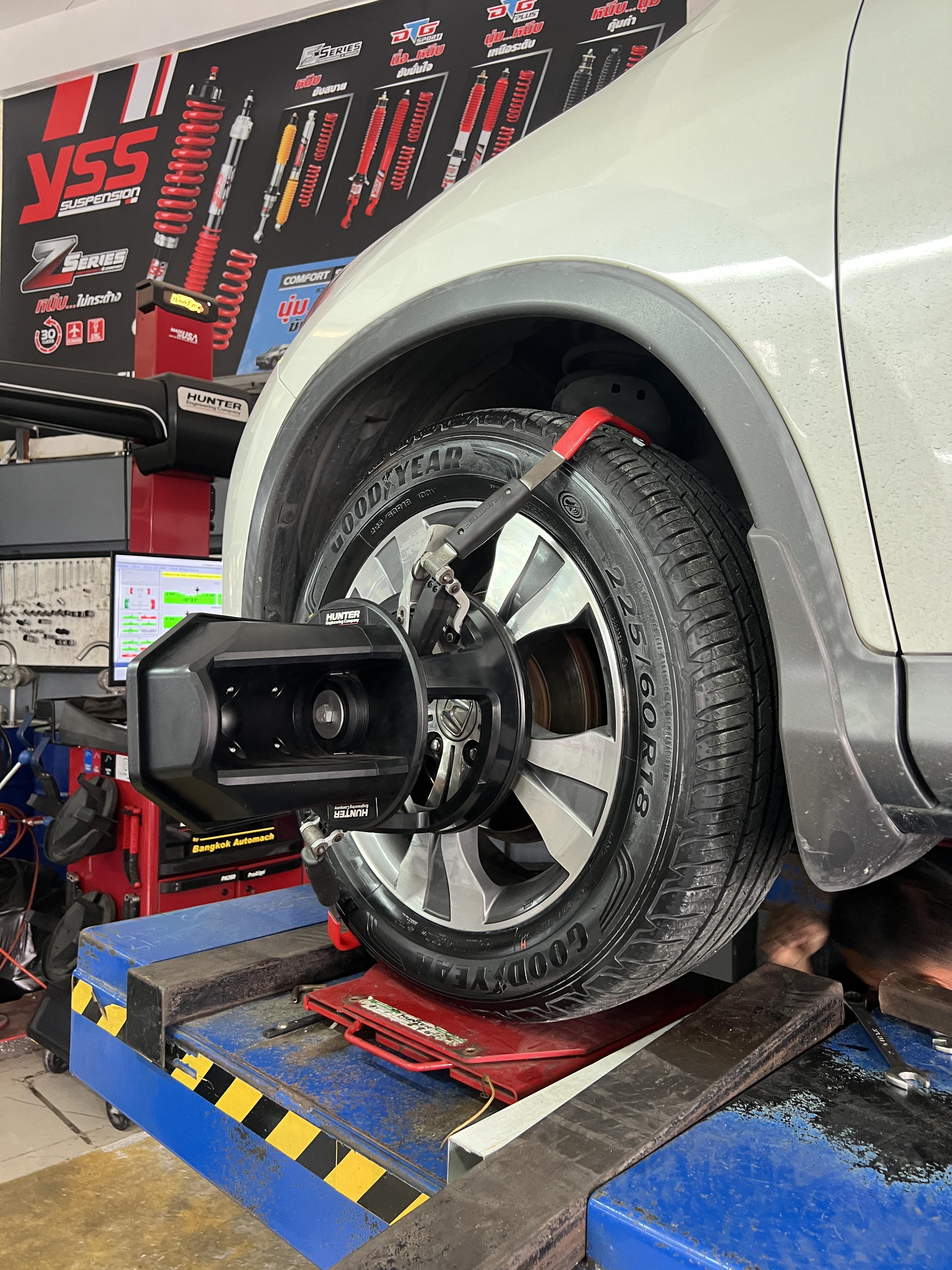 HONDA CRV GEN4 เปลี่ยนยางรถยนต์ [+] GOODYEAR EFFICIENCY โทร : 08-6569-1915 บุ๊ก Line id : @88rw Location : https://goo.gl/maps/HrNUAZXPN94KvxZ98? รถยนต์มีปัญหาไม่รู้ต้องแก้ตรงไหน ทางเรายินดี ตรวจหาปัญหาและหาวิธีแก้ บอกลูกค้าก่อนลงมือทำเสมอด้วยราคาเป็นธรรม เวลาบริการ วันจันทร์-วันอาทิตย์ 09:00 น. - 17.30 น. #Goodyear #hondacrv #โช้คอัพ #ช่วงล่าง #โช๊ค #ยางรถยนต์