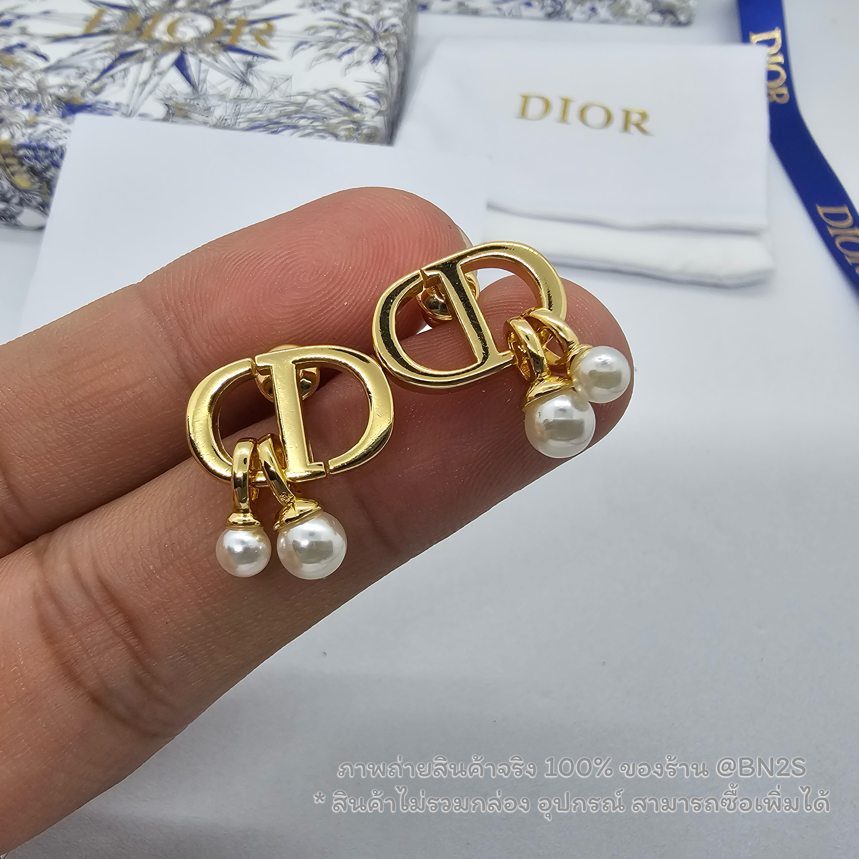 DIOR Earrings with Pearl ต่างหูตุ้มไข่มุก งานปัดเงา งานสแตนเลสแท้ สวยมาก ภาพถ่ายจริงของทางร้าน 100% ได้รับตรงตามแบบแน่นอน เกรด ออริ ปั๊ม ฟรีถุงกระดาษ ซองซิปล็อค
