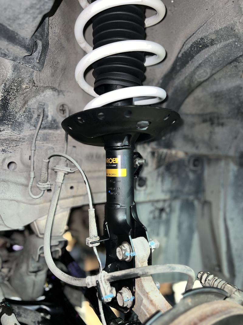Honda BRV ติดตั้งโช้คอัพ Monroe OE Spectrum, สปริง YSS Comfort และ ปีกนกล่างแท้ สิ่งที่จะได้รับหลังจากติดตั้ง: ความนุ่มนวลสูงสุด: โช้คอัพ Monroe OE Spectrum ให้ฟีลลิ่งการขับขี่ที่นุ่มสบายสไตล์รถยุโรป ลดอาการโคลงเคลง: สปริง YSS Comfort ช่วยปรับสมดุลและลดอาการโยนตัวของรถได้อย่างมีประสิทธิภาพ ควบคุมแม่นยำ: ปีกนกล่างแท้ชุดใหม่ช่วยให้การทรงตัวและการบังคับเลี้ยวกลับมาแม่นยำ จบครบทุกปัญหา: อะไหล่คุณภาพพรีเมียมทั้งหมด พร้อมบริการติดตั้งและตั้งศูนย์อย่างมืออาชีพ เหมาะสำหรับใคร? เจ้าของ Honda BRV ที่เน้น ความสบายของผู้โดยสาร เป็นหลัก ผู้ที่ต้องการอัปเกรดช่วงล่างให้มีความ นิ่งและมั่นคง มากขึ้น โดยไม่ต้องการโหลดเตี้ย 👉 เปลี่ยนรถคุณให้ขับสบายและปลอดภัยกว่าเดิม! นัดหมายเข้ารับบริการได้เลยครับ 📌 สอบถามข้อมูลเพิ่มเติม หรือนัดหมายเข้ารับบริการ ☎️ : 08-6569-1915 ☎️ : 08-6544-5963 💬 Line id : @88rw 📍 Location : https://goo.gl/maps/HrNUAZXPN94KvxZ98 🌐 Facebook : https://www.facebook.com/88rwtire #Honda #BRV #Monroe #OESpectrum #YSS #โช้คอัพ #ช่วงล่าง #ยางเจริญรุ่งเรือง #นนทบุรี #งามวงศ์วาน #รถครอบครัว