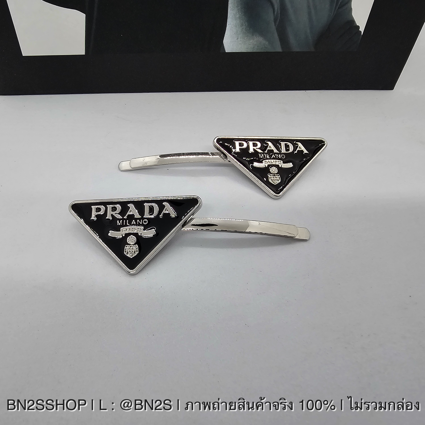 สีดำ | Prada Metal Hair Clip กิ๊บติดผม ปราด้า โลโก้ ซ้าย ขวา ชุด 2 ชิ้น งานพรีเมียม พร้อมจัดส่ง