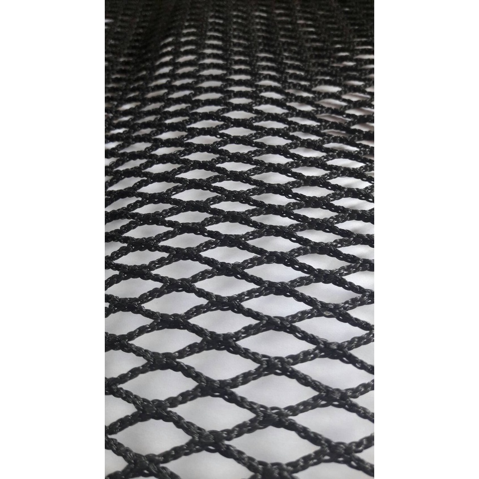 ตาข่ายกันตกSafety net วัสดุHDPE สีดำ ขนาด2.5 มิล ช่องตา 2.5 x2.5CM. ร้อยเชือกขอบติดตั้งใช้งานได้ทันที มีขนาดให้เลือก