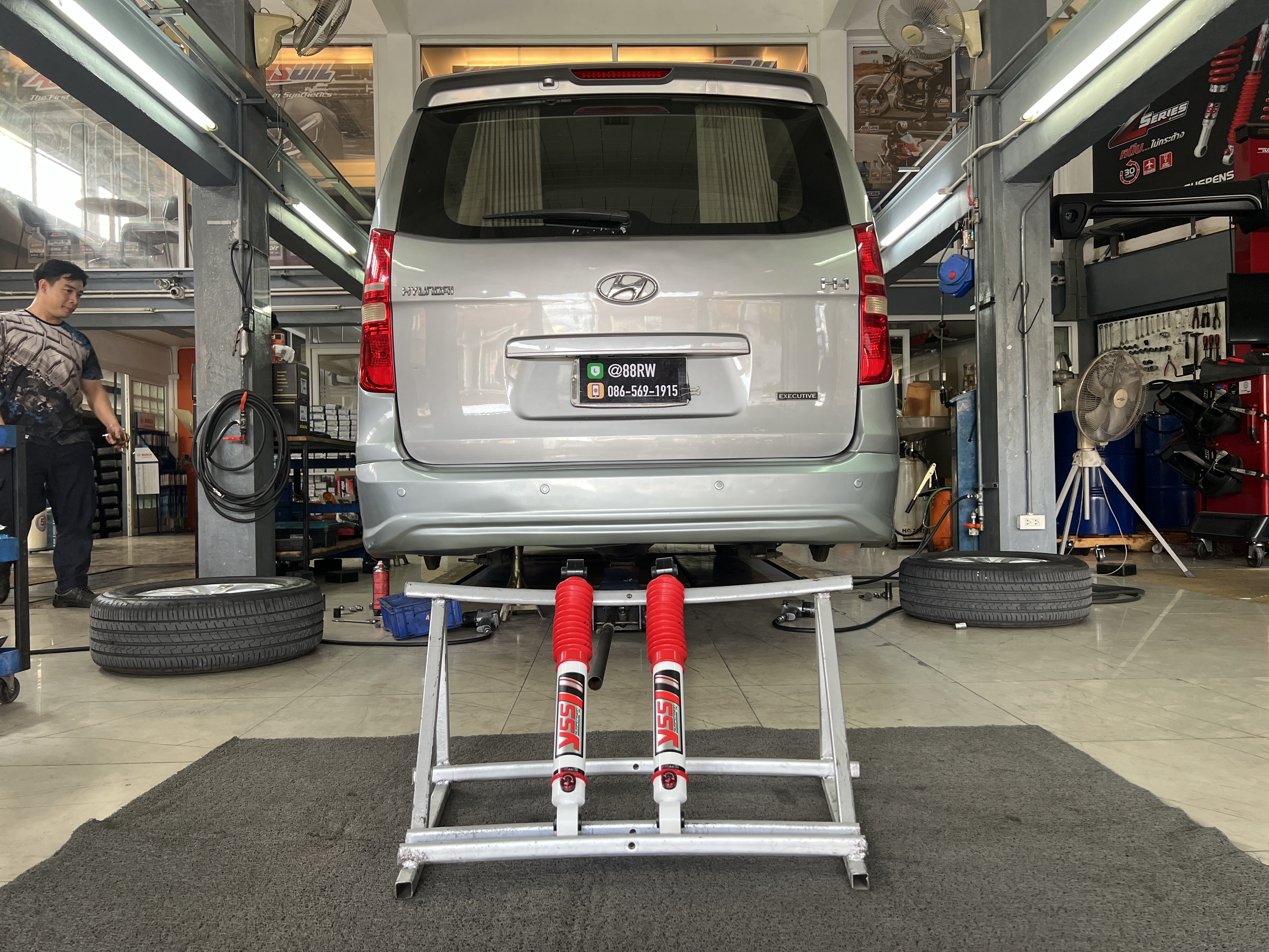 HYUNDAI H1 เปลี่ยนโช้คอัพคู่หลังใช้งานแทนของเดิม [+] YSS DTG PLUS ปรับ 7 ระดับ คู่หลัง สอบถามข้อมูลเพิ่มเติม หรือนัดหมาย โทร : 08-6569-1915 บุ๊ก Line id : @88rw Location : https://goo.gl/maps/HrNUAZXPN94KvxZ98? รถยนต์มีปัญหาไม่รู้ต้องแก้ตรงไหน ทางเรายินดี ตรวจหาปัญหาและหาวิธีแก้ บอกลูกค้าก่อนลงมือทำเสมอด้วยราคาเป็นธรรม เวลาบริการ วันจันทร์-วันอาทิตย์ 09:00 น. - 17.30 น. #YSS #โช้คอัพ #ช่วงล่าง #โช๊ค #ยางรถยนต์