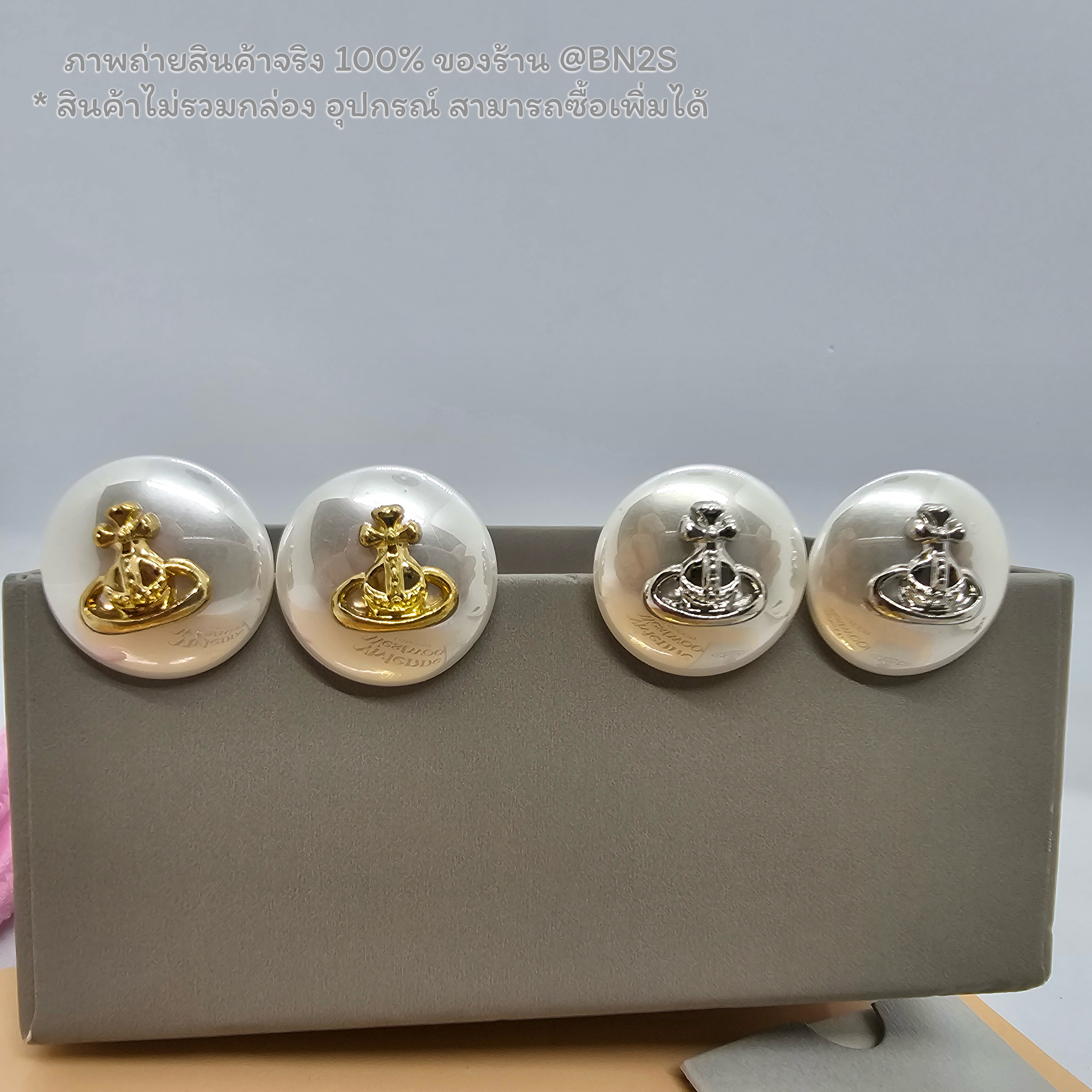 สีเงิน | Vivienne Westwood Women's White Emmylou Earrings ต่างหูไข่มุกกลม ประดับจี้วิเวียน อะไหล่เงิน ทอง แป้นกลมงานสวย น่ารัก ขนาด 2 ซม. ไม่รวมกล่อง อุปกรณ์