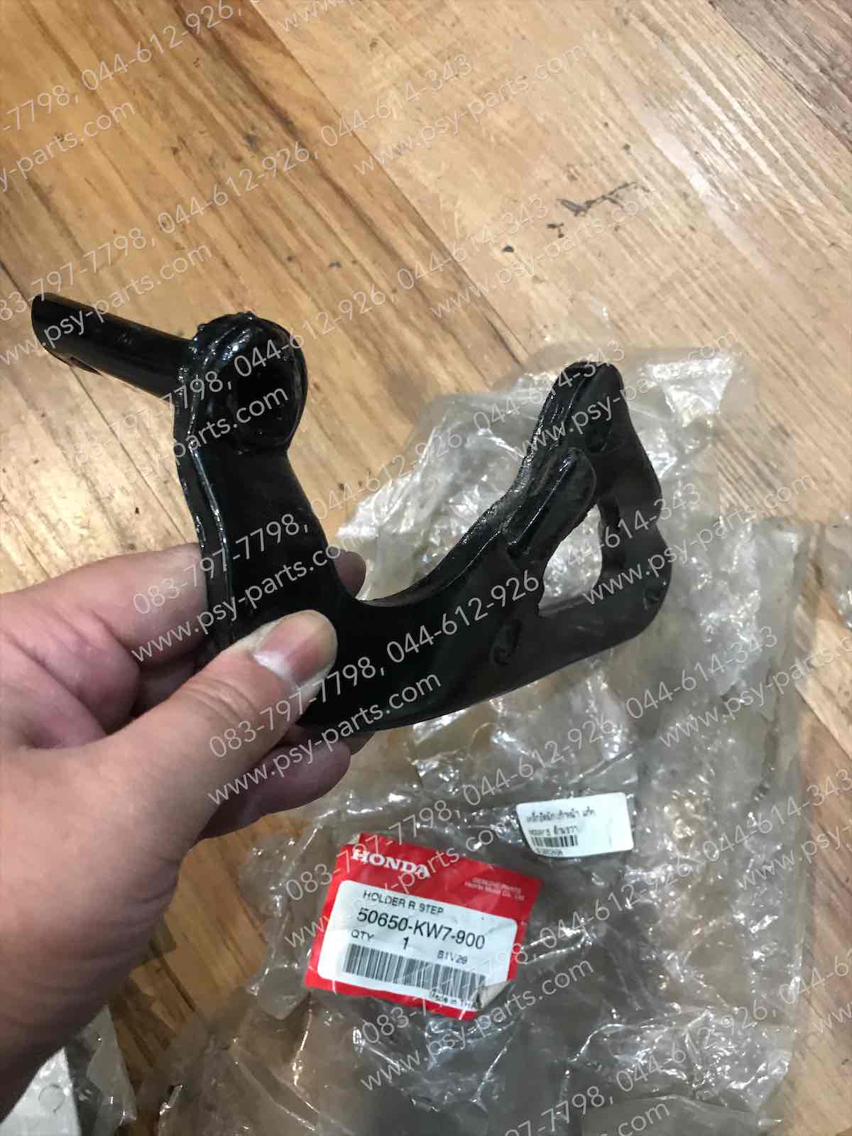 เหล็กยึดพักเท้าหน้า NOVA'S แท้ๆ ด้านขวา 50650-KW7-900