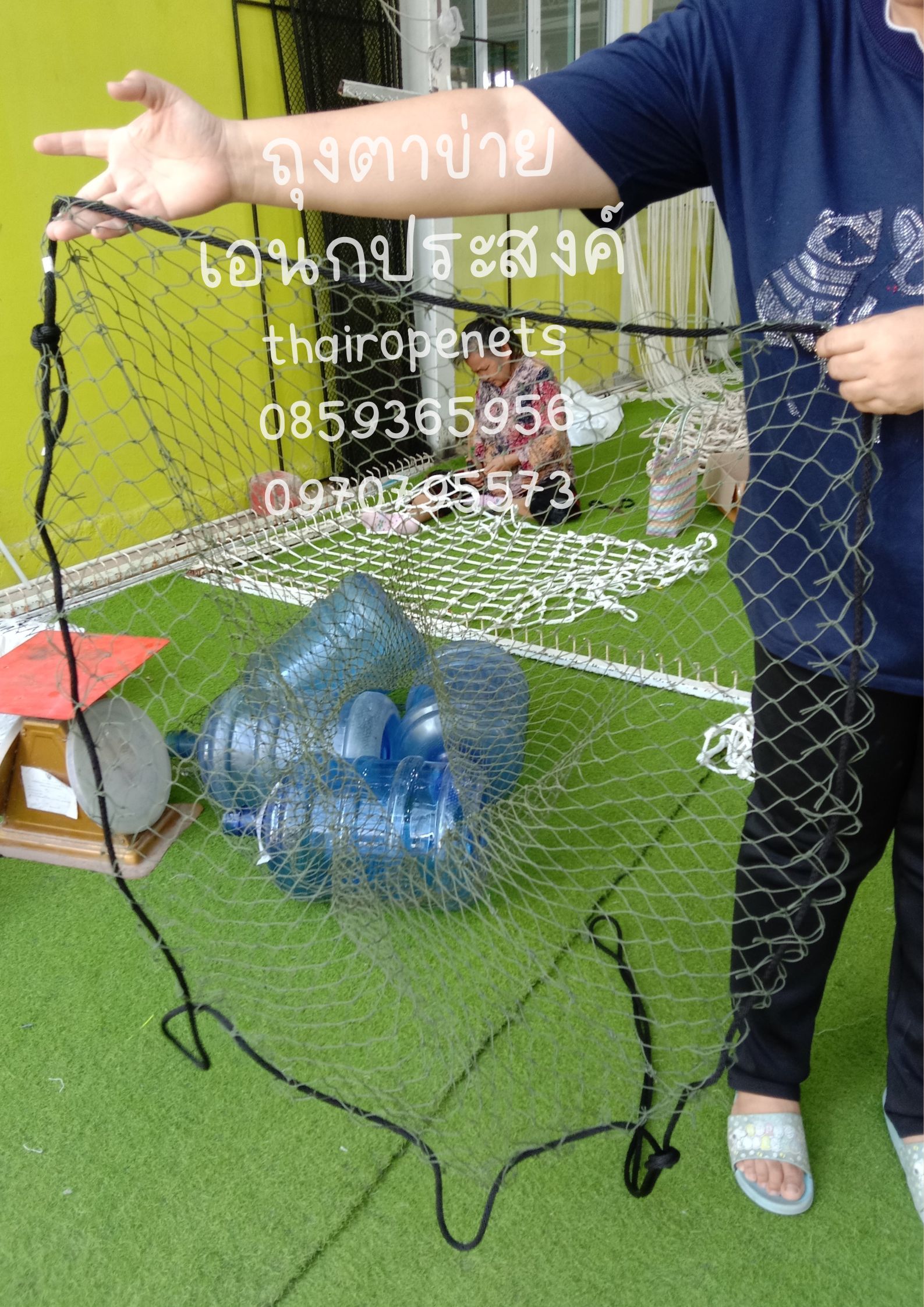 ถุงตาข่ายใส่ขวดน้ำ ถุงตาข่ายเชือกไนล่อน ปากถุงมีเชือกหูรูดเปิดปิดได้ ก้นถุงปิดตาย สะดวกพร้อมใช้งานได้ทันที