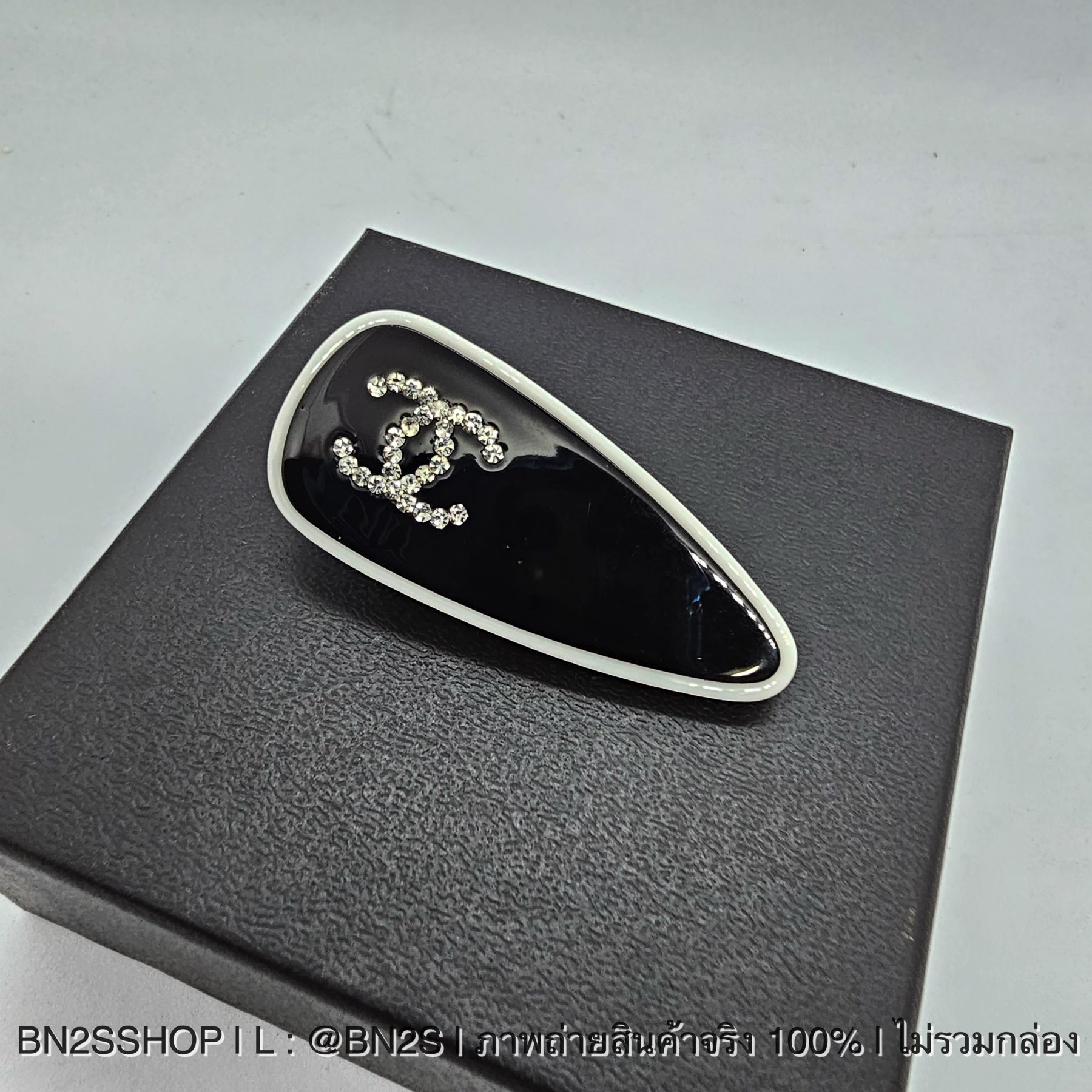 ขาว | CHANEL CC Print Logo Hair Clip กิ๊บติดผมโลโก้ ลายโลโก้ CC ตัวหนีบปากเป็ด สไตล์เกาหลี งานน่ารักมาก