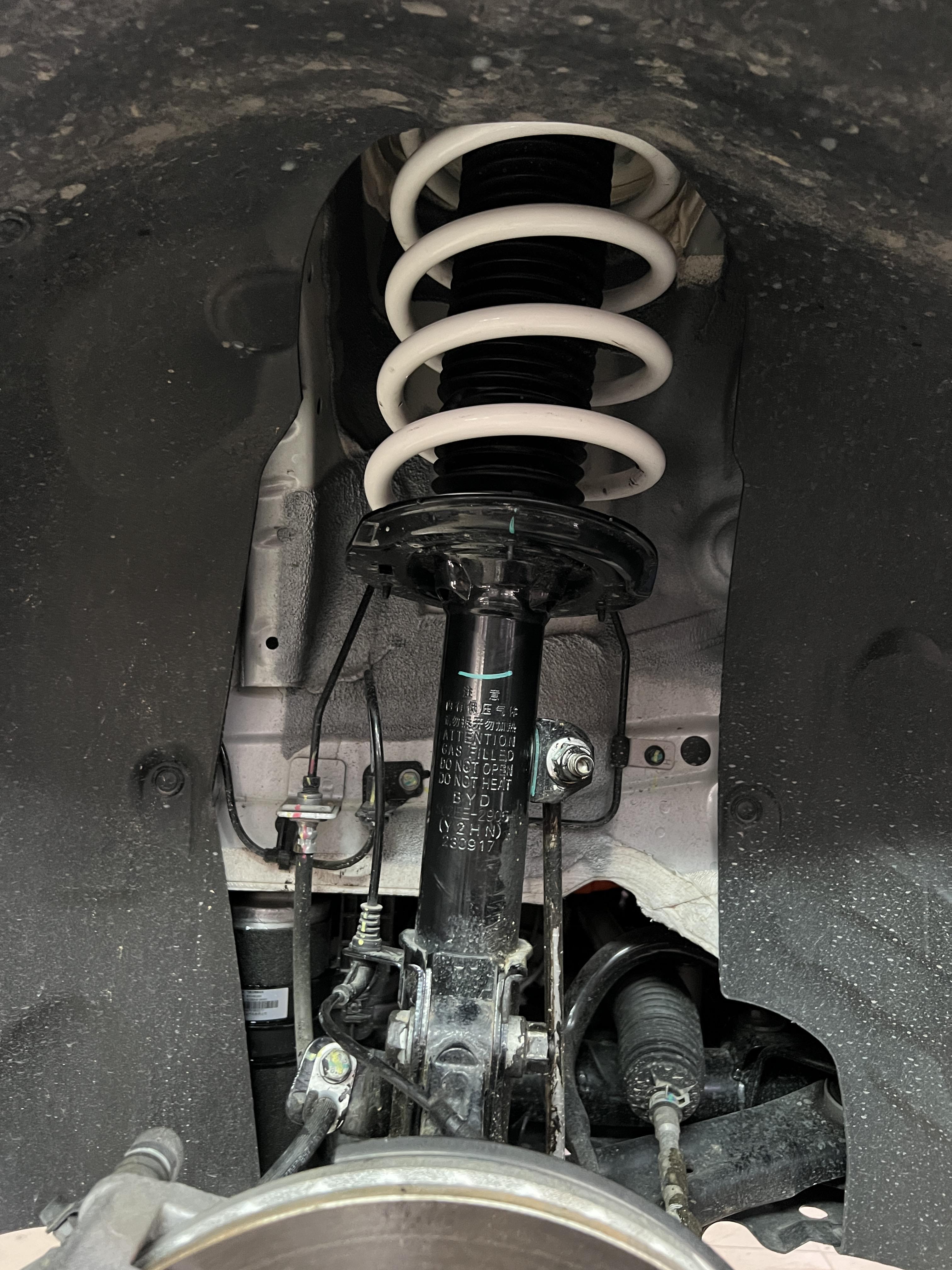 BYD ATTO3 เข้ารับบริการอัพเกรดช่วงล่าง ติดตั้งสปริงนุ่มนวล ลดอาการเด้งส่าย [+] YSS SPRING COMFORT *เพื่อความสะดวกในการรับบริการ นัดหมายเวลาก่อนเข้ารับบริการทุกครั้งครับ 𝙊𝙪𝙧 𝙎𝙚𝙧𝙫𝙞𝙘𝙚 บริการทางร้านเรารับทำอะไรบ้าง 🔧 มียางรถยนต์ทุกยี่ห้อให้เลือกซื้อ 🔧 โช้คอัพ สปริง 🔧 เช็คช่วงล่าง แก้ปัญหาให้ตรงจุด 🔧 ติดตั้งยางแบบไร้รอย 100% 🔧 บริการสลับยาง ตามอายุ 🔧 บริการล้างลิ้นปีกผีเสื้อ 🔧 บริการเช็คระยะรถยนต์ 🔧 เปลี่ยนถ่ายของเหลวทั้งระบบ 🔧 ตั้งศูนย์ด้วยเครื่อง HUNTER นำเข้าจาก USA สอบถามข้อมูลเพิ่มเติม หรือนัดหมายเข้ารับบริการ ☎️ : 08-6569-1915 ☎️ : 08-6544-5963 Line id : @88rw Tiktok : https://www.tiktok.com/@88rwycrr Youtube : https://youtube.com/@88rw Facebook : https://www.facebook.com/88rwtire Location : https://goo.gl/maps/HrNUAZXPN94KvxZ98?coh=178573&entry=tt #รถยนต์มีปัญหาไม่รู้ต้องแก้ตรงไหน ทางเรายินดี ตรวจหาปัญหาและหาวิธีแก้ บอกลูกค้าก่อนลงมือทำเสมอราคาเป็นธรรมไม่เอาเปรียบ สบายใจคุณลูกค้า ร้านยางเจริญรุ่งเรือง ยินดีต้อนรับครับ