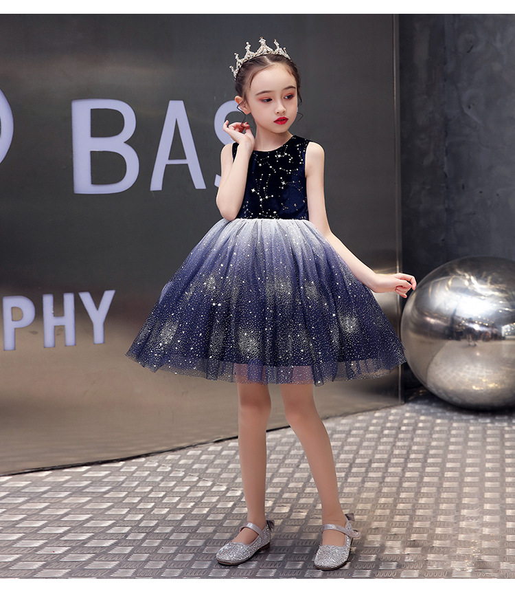 ชุดเดรสออกงานเด็กสีกรมท่า ทรงสั้น ตัวเสื้อผ้ากำมะหยี ไล่โทนสีที่สวยงาม