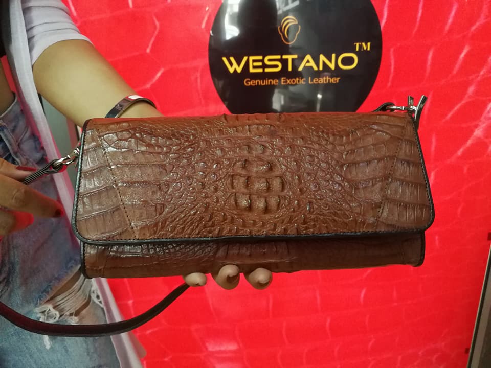 กระเป๋าสะพายหนังจระเข้แท้ แบบคลัทซ์ สีน้ำตาล รหัส CRW1217W-09-BR