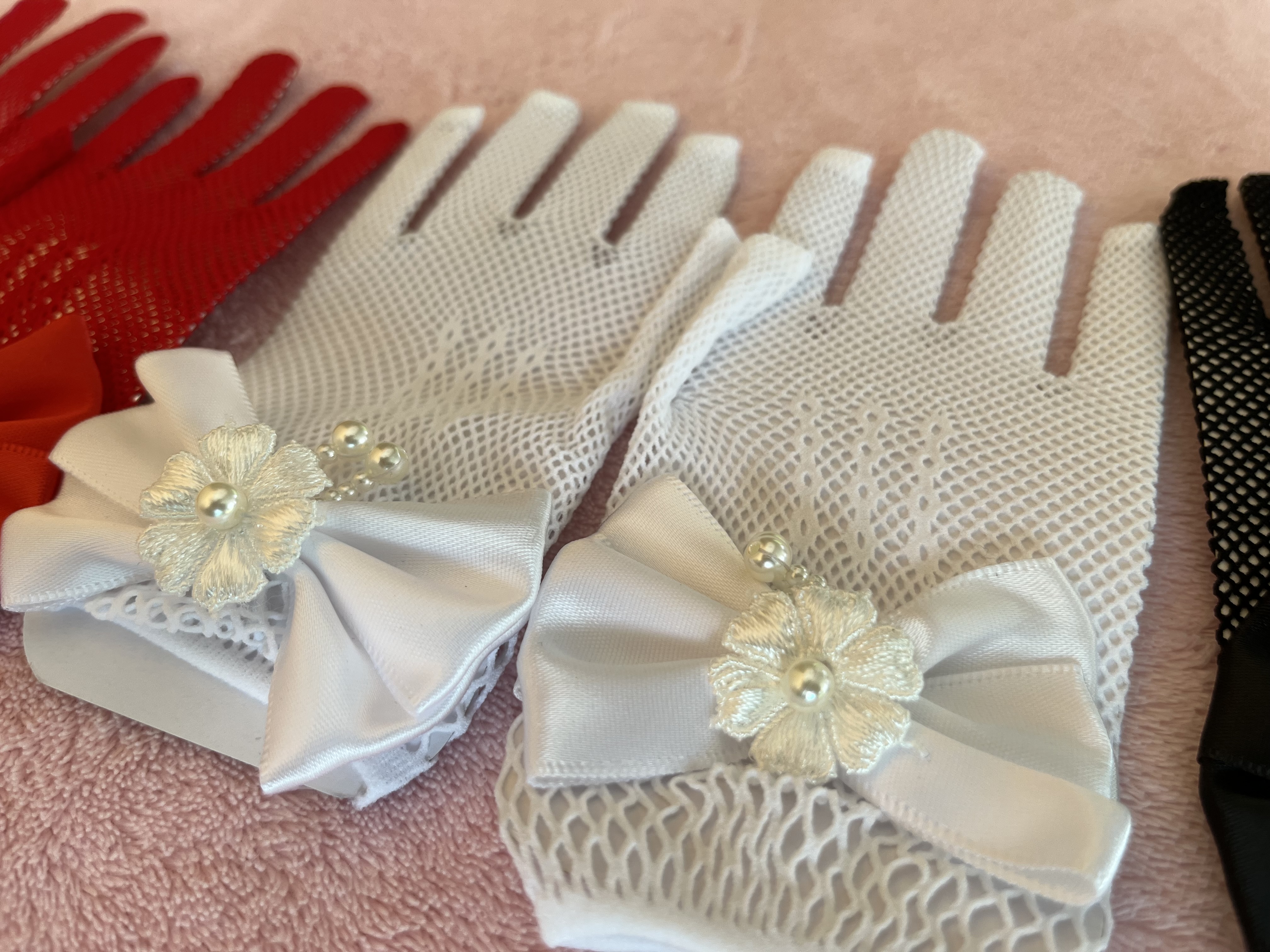 ถุงมือเด็กออกงานสีขาวตาข่ายยืด 4-15 ขวบ แบบฟรีไซส์ แต่งโบว์สวย