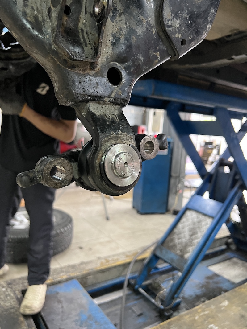 TOYOTA VIGO PRERUNNER เข้ารับบริการเปลี่ยนจานเบรกอัพเกรด เพิ่มประสิทธิภาพการเบรก แบบไม่ต้องโมดิฟาย เอารถขึ้นเจอจารบีเพลาขับกระจาย และช่วงล่างเสียก็จัดเพิ่มเติมเลย [+] TRW XPS จานเบรกอัพเกรด ขนาดเดิมตรงรุ่น ไม่ต้องโมดิฟาย ทนความร้อนสูง เหนียวหนา ใช้งานได้ยาวนาน [+] ลูกหมากปีกนกล่าง ตอง5ญี่ปุ่น ทนทาน [+] บู้ชปีกนกล่างพร้อมบริการติดตั้ง [+] ยางหุ้มเพลาขับ ตรงรุ่น พร้อมรัด ติดตั้ง ตั้งศูนย์ สอบถามข้อมูลเพิ่มเติม หรือนัดหมายเข้ารับบริการ ☎️ : 08-6569-1915 ☎️ : 08-6544-5963 Line id : @88rw Facebook : https://www.facebook.com/88rwtire Location : https://goo.gl/maps/HrNUAZXPN94KvxZ98 #ยางหุ้มเพลาขับ #TRW #ลูกหมากตอง5ญี่ปุ่น #ยางรถยนต์ #ช่วงล่างรถยนต์ #โช้คอัพรถยนต์