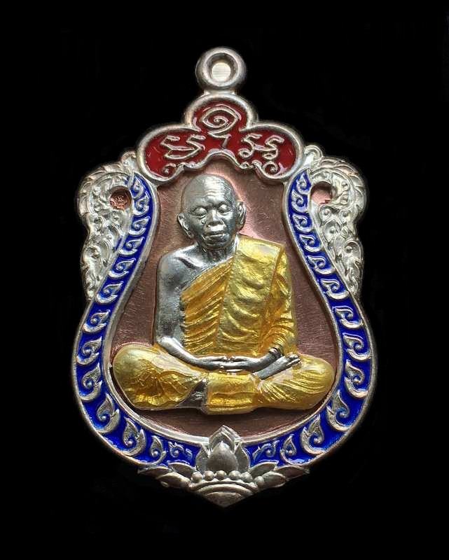 เสมาคูณสิบทิศ ๑ ใน ๑๙ เหรียญ หลวงพ่อคูณ ปริสุทโธ วัดบ้านไร่ แยกมาจากชุดทองคำ เนื้อนวะ หน้ากากเงิน ขอบเงิน ลงยา ๓ สี (บนแดง ขอบน้ำเงิน จีวรเหลือง) หมายเลข ๓