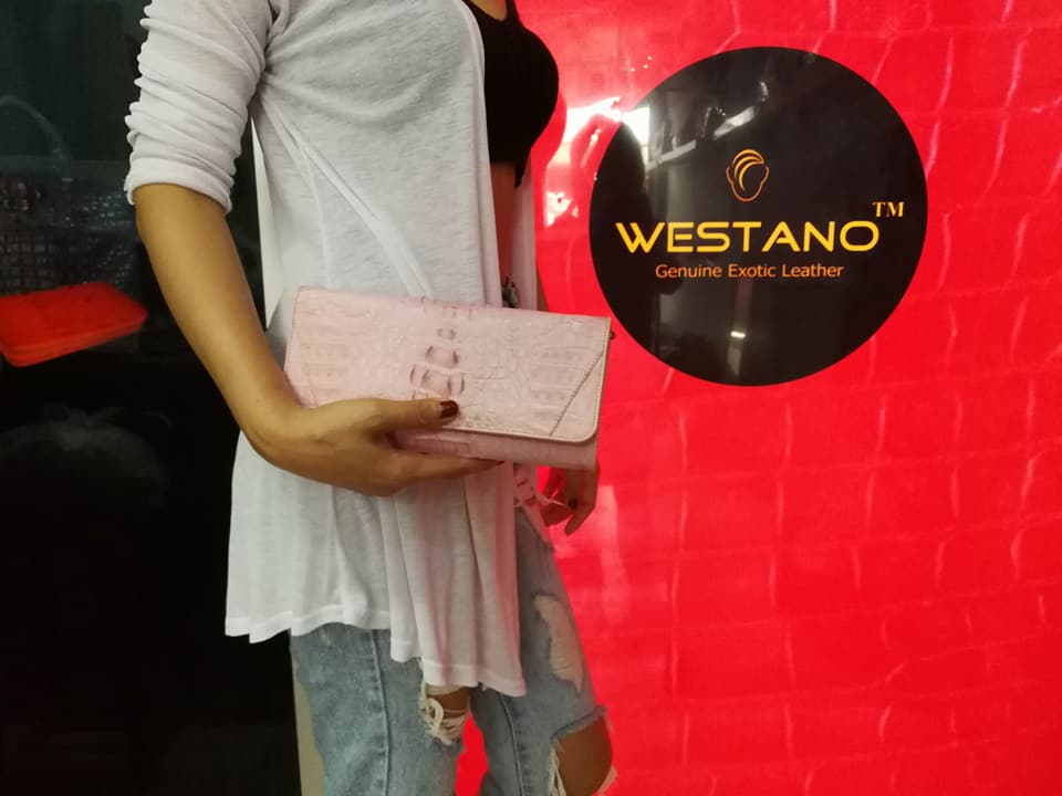 กระเป๋าสะพายหนังจระเข้แท้ แบบคลัทซ์ สีชมพู รหัส CRW1217W-09-PI2