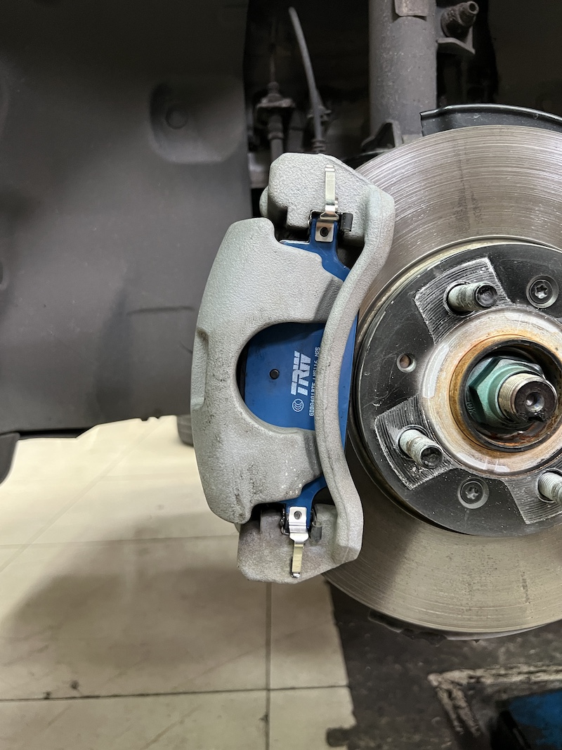 BYD Dolphin Standard 🐬 อัปเกรดความมั่นใจในการหยุดรถ ติดตั้ง TRW Electric Blue Brake Pads ผ้าเบรกที่ออกแบบมาเพื่อ รถยนต์ไฟฟ้า (EV) โดยเฉพาะ 🔵 ทำไมเจ้าของรถ EV ต้องเลือก TRW Electric Blue? ✅ เงียบกว่า ลดเสียงรบกวน เหมาะกับ EV ที่ไร้เสียงเครื่องยนต์ ✅ ฝุ่นน้อย ล้อสะอาดนาน ไม่เลอะง่าย ✅ ทนความร้อนสูง รองรับน้ำหนักรถ EV ได้สบาย ✅ วัสดุ Copper-Free เป็นมิตรต่อสิ่งแวดล้อม ✅ มาตรฐานยุโรปจาก ZF Aftermarket ✨ หลังติดตั้ง: เบรกนุ่ม เงียบ มั่นใจยิ่งกว่าเดิม ทั้งการขับในเมืองและเดินทางไกล 🚗⚡ 👉 ถ้าคุณใช้ BYD Dolphin Standard ถึงเวลาเลือกผ้าเบรกที่ถูกออกแบบมาสำหรับรถคุณแล้ว #BYDDolphin #TRWElectricBlue #EVBrakePads #ZFAftermarket #มั่นใจทุกการเดินทาง สอบถามข้อมูลเพิ่มเติม หรือนัดหมายเข้ารับบริการ ☎️ : 08-6569-1915 ☎️ : 08-6544-5963 Line id : @88rw Facebook : https://www.facebook.com/88rwtire Location : https://goo.gl/maps/HrNUAZXPN94KvxZ98 #BYDDolphin #TRWElectricBlue #EVBrakePads #ยางรถยนต์นนทบุรี #ช่วงล่างรถยนต์ #โช้คอัพรถยนต์