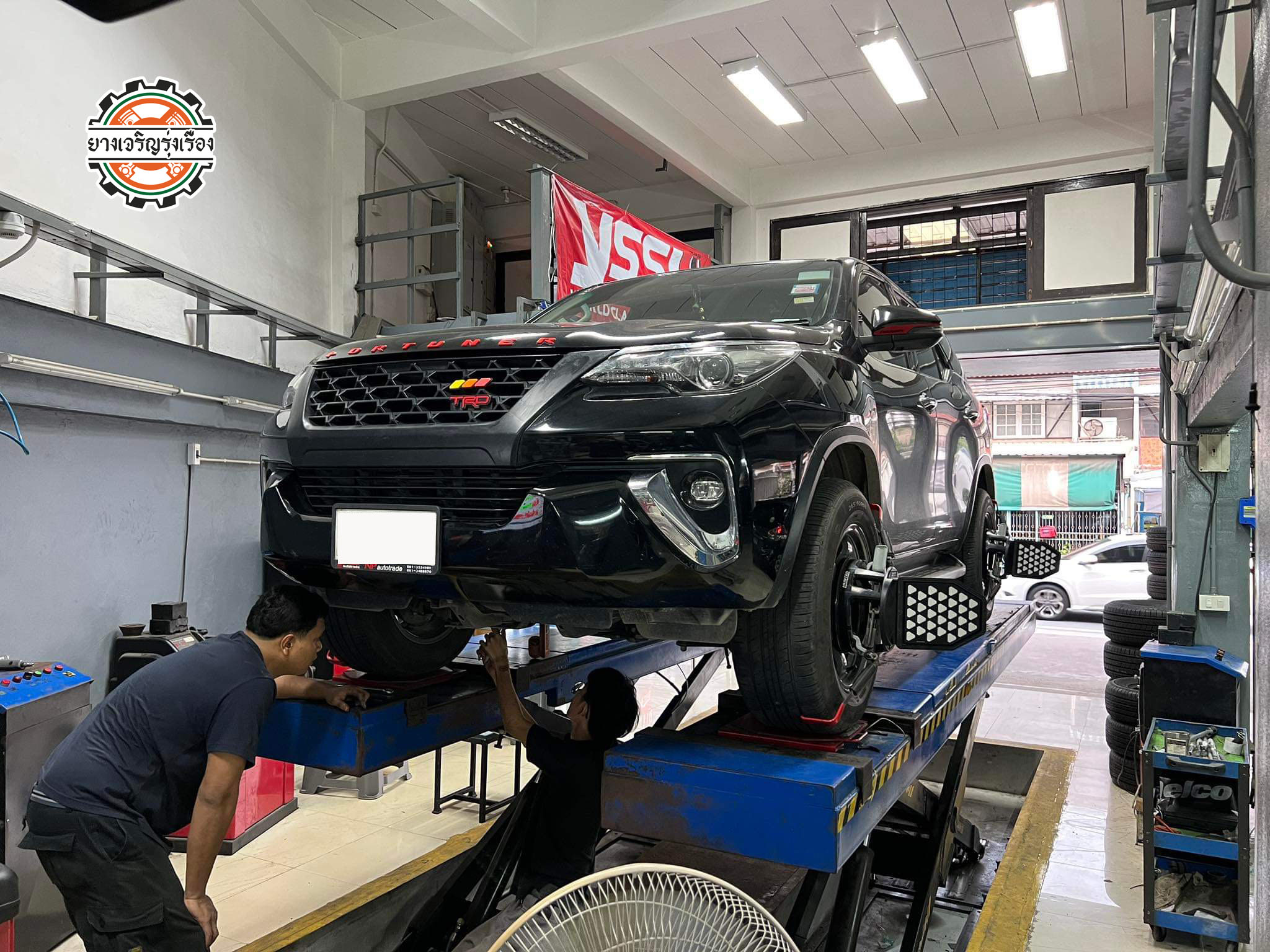 TOYOTA FORTUNER ลูกค้าแฟนเพจของเรา อัพเกรดช่วงล่างรุ่นท๊อปขึ้น พร้อมบริการติดตั้ง ตั้งศูนย์ ครบ จบ ที่เดียว ก่อนหน้าใช้งานแบบโหลด ใช้ได้พักเดียวไม่ไหว แข็งเกิน วันนี้นัดหมายเข้ารับบริการเปลี่ยนโช๊คอัพชุดใหม่ รุ่นท๊อปขึ้น ปรับ set up ให้เหมาะสมกับลักษณะการใช้งาน ช่วงความเร็ว และสัมภาระ พร้อมกลับความสูงเดิม ขับสนุก เข้าโค้งมั่นใจ ขึ้นแน่นอน [+] PROFENDER QUEEN SERIES + PIGGY BACK 8 LV. ล้อเดิม ยางเดิม ก็ขับสนุกได้ [+] พร้อมบริการติดตั้ง + Set up ให้เหมาะกับยาง [+] ขับสนุกด้วยบริการ ตั้งศูนย์ละเอียดให้เหมาะกับการใช้งานและลักษณะของช่วงล่าง --------------------------------- โทร : 08-6569-1915 บุ๊ก และทีมงาน ยินดีต้อนรับครับ 𝙊𝙪𝙧 𝙎𝙚𝙧𝙫𝙞𝙘𝙚 บริการทางร้าน เรารับทำอะไรบ้าง 🔧 ติดตั้งยางแบบไร้รอย 100% 🔧 บริการสลับยาง ตามอายุ 🔧 มียางรถยนต์ทุกยี่ห้อให้เลือกซื้อ 🔧 เช็คช่วงล่าง แก้ปัญหาให้ตรงจุด 🔧 บริการล้างลิ้นปีกผีเสื้อ 🔧 บริการเช็คระยะรถยนต์ 🔧 เปลี่ยนถ่ายของเหลวทั้งระบบ 🔧 ตั้งศูนย์ด้วยเครื่อง HUNTER นำเข้าจาก USA สอบถามข้อมูลเพิ่มเติม หรือนัดหมายเข้ารับบริการ Tel : 08-6569-1915 Tel : 08-6544-5963 Line id : @88rw Tiktok : https://www.tiktok.com/@88rwycrr Youtube : https://youtube.com/@88rw Facebook : https://www.facebook.com/@amsfixservice Location : https://goo.gl/maps/HrNUAZXPN94KvxZ98?coh=178573&entry=tt #รถยนต์มีปัญหาไม่รู้ต้องแก้ตรงไหน ทางเรายินดี ตรวจหาปัญหาและหาวิธีแก้ บอกลูกค้าก่อนลงมือทำเสมอราคาเป็นธรรมไม่เอาเปรียบ สบายใจคุณลูกค้า ---------------------------------- ดูแลให้คำปรึกษาทุกปัญหาคาใจ ไม่ทิ้งลูกค้า มีบริการหลังการขาย 【ให้ผู้เชี่ยวชาญของเรา ดูแลรถคุณ】 ร้านยางเจริญรุ่งเรือง ยินดีต้อนรับครับ ---------------------------------- #โช๊คอัพรถยนต์ #monroe #yss #kayaba #profender #ร้านยางเจริญรุ่งเรือง #นนทบุรี #งามวงศ์วาน #amsfix #บริการช่วงล่างรถยนต์ #ซ่อมบำรุงช่วงล่าง #เซทอัพโช๊คอัพรถยนต์