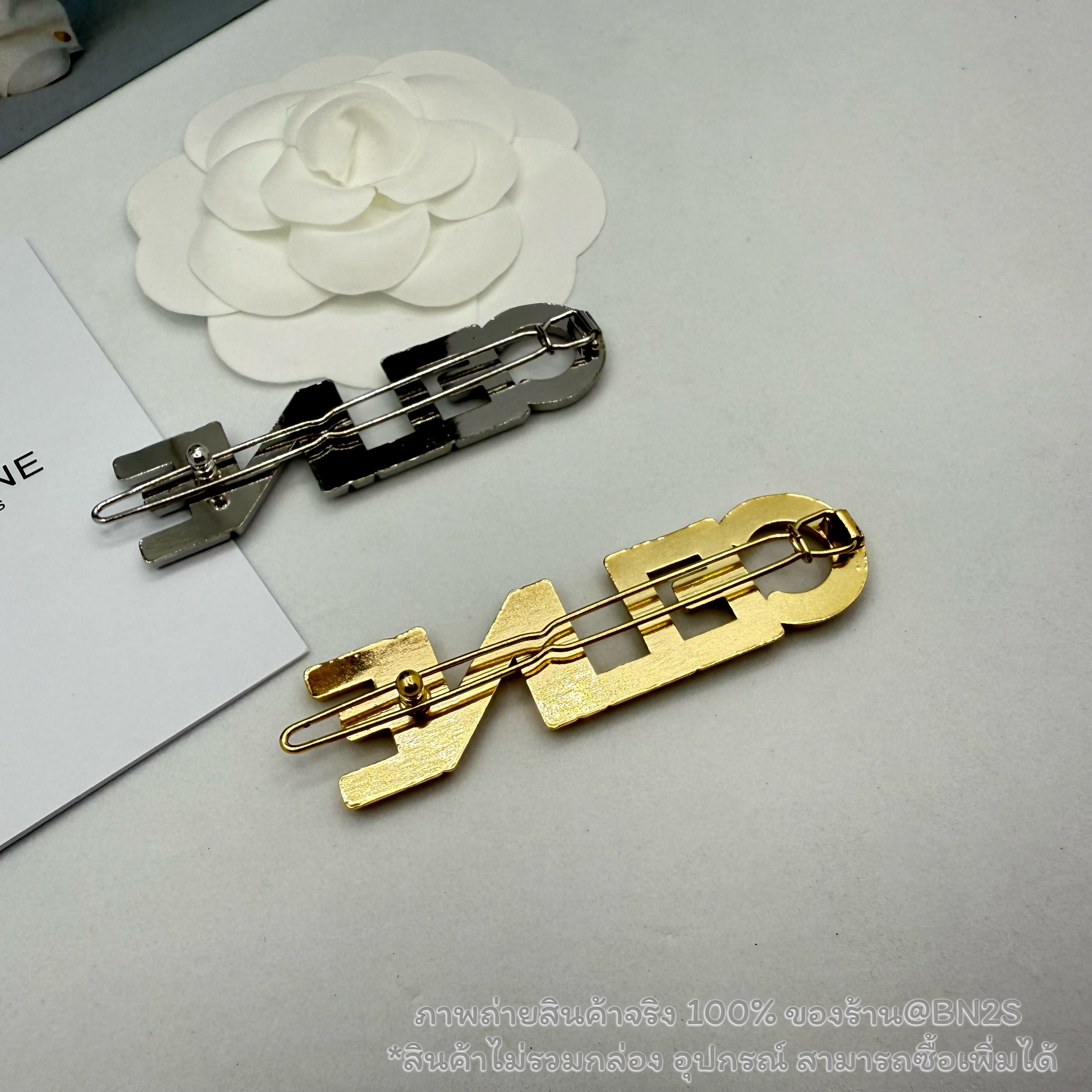 สีเงิน | CL LOGO TEXT HAIR CLIP กิ๊บหนีบผมซีลีน โชว์โลโก้ตัวอักษร ประดับเพชร งานสวย ภาพถ่ายงานจริง 2 สีให้เลือก พร้อมส่งในไทย